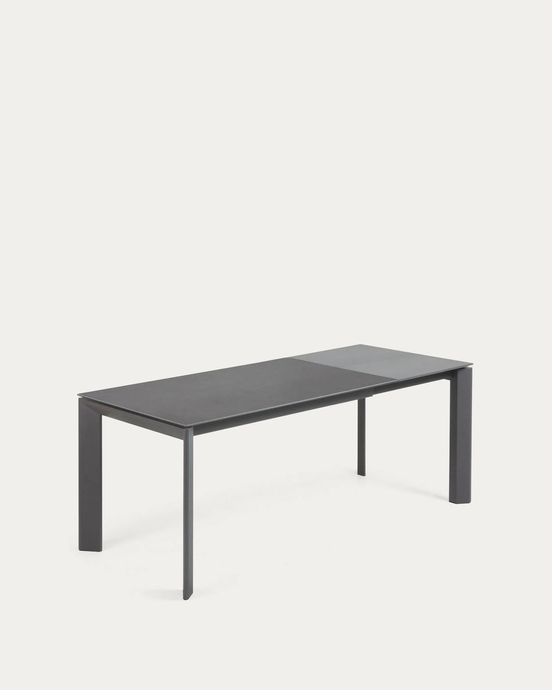 Der Axis Ausziehtisch kombiniert modernes Design mit Funktionalität: Feinsteinzeug in Vulcano Roca Finish und stabile Stahlbeine.