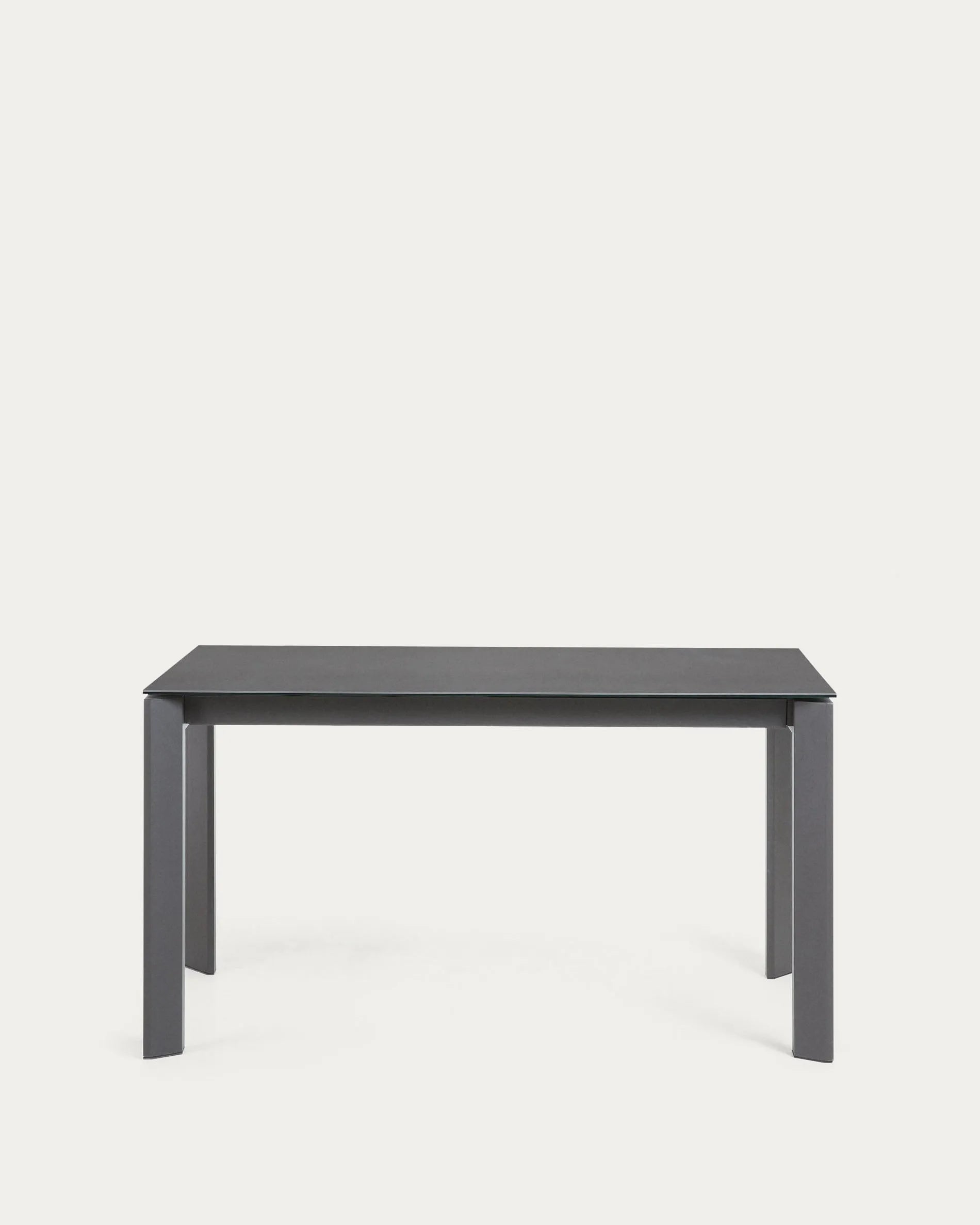 Der Axis Ausziehtisch kombiniert modernes Design mit Funktionalität: Feinsteinzeug in Vulcano Roca Finish und stabile Stahlbeine.