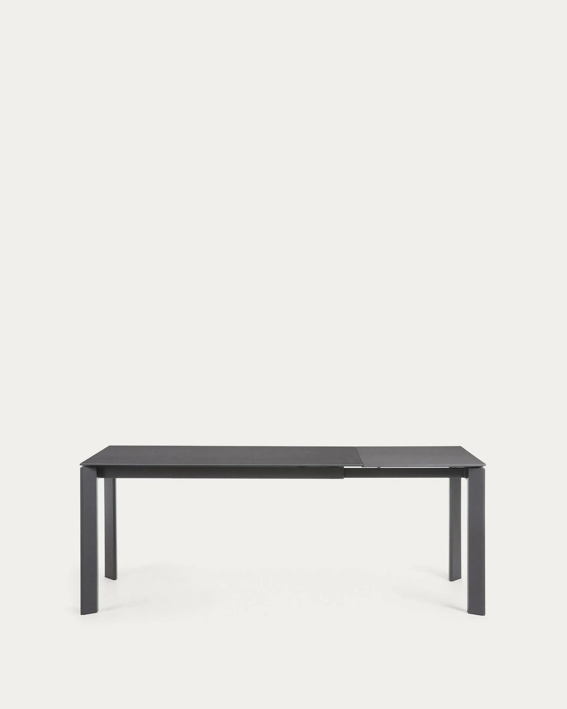 Der Axis Ausziehtisch kombiniert modernes Design mit Funktionalität: Feinsteinzeug in Vulcano Roca Finish und stabile Stahlbeine.