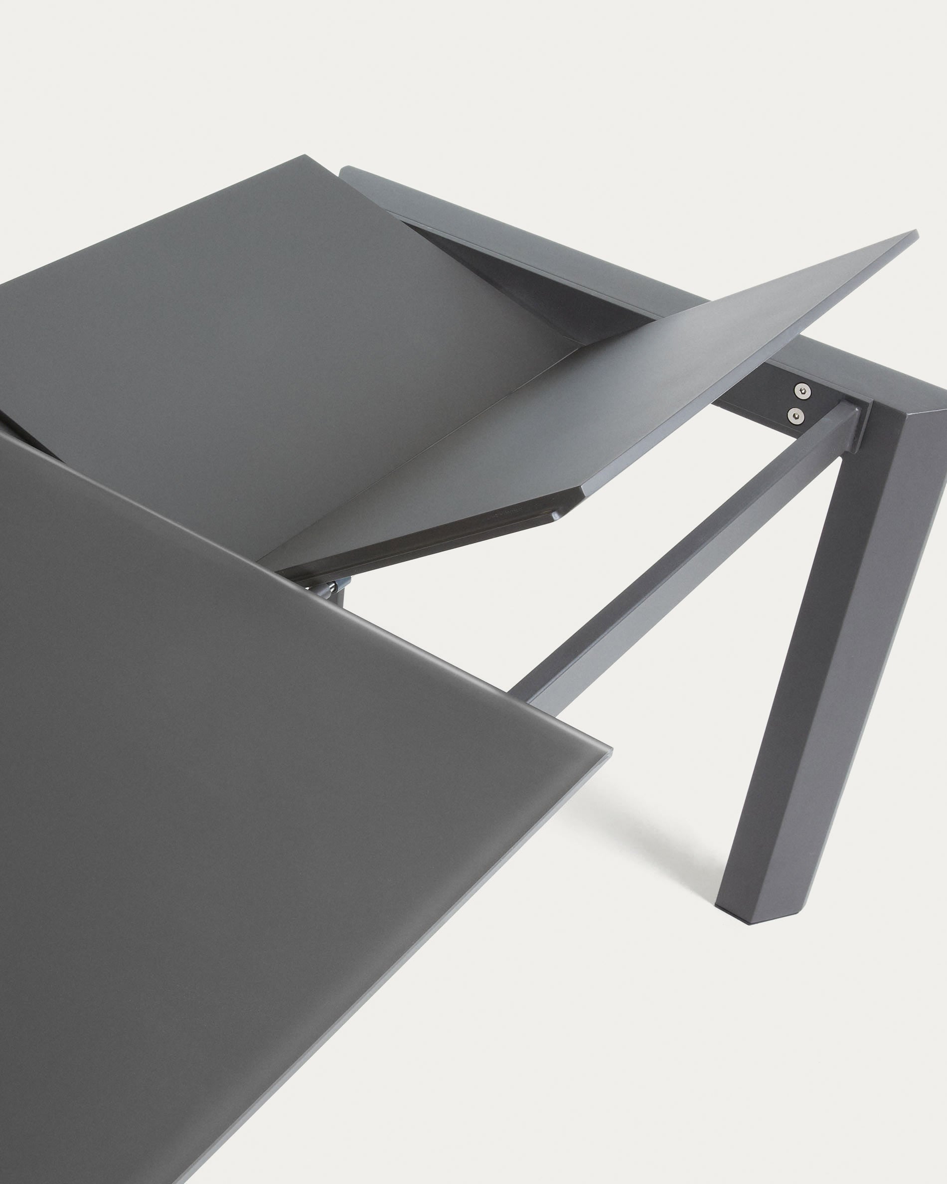 Moderner Axis Ausziehtisch mit grauer Glasplatte und dunkelgrauen Stahlbeinen, erweiterbar von 160 auf 220 cm, stilvoll und funktional.