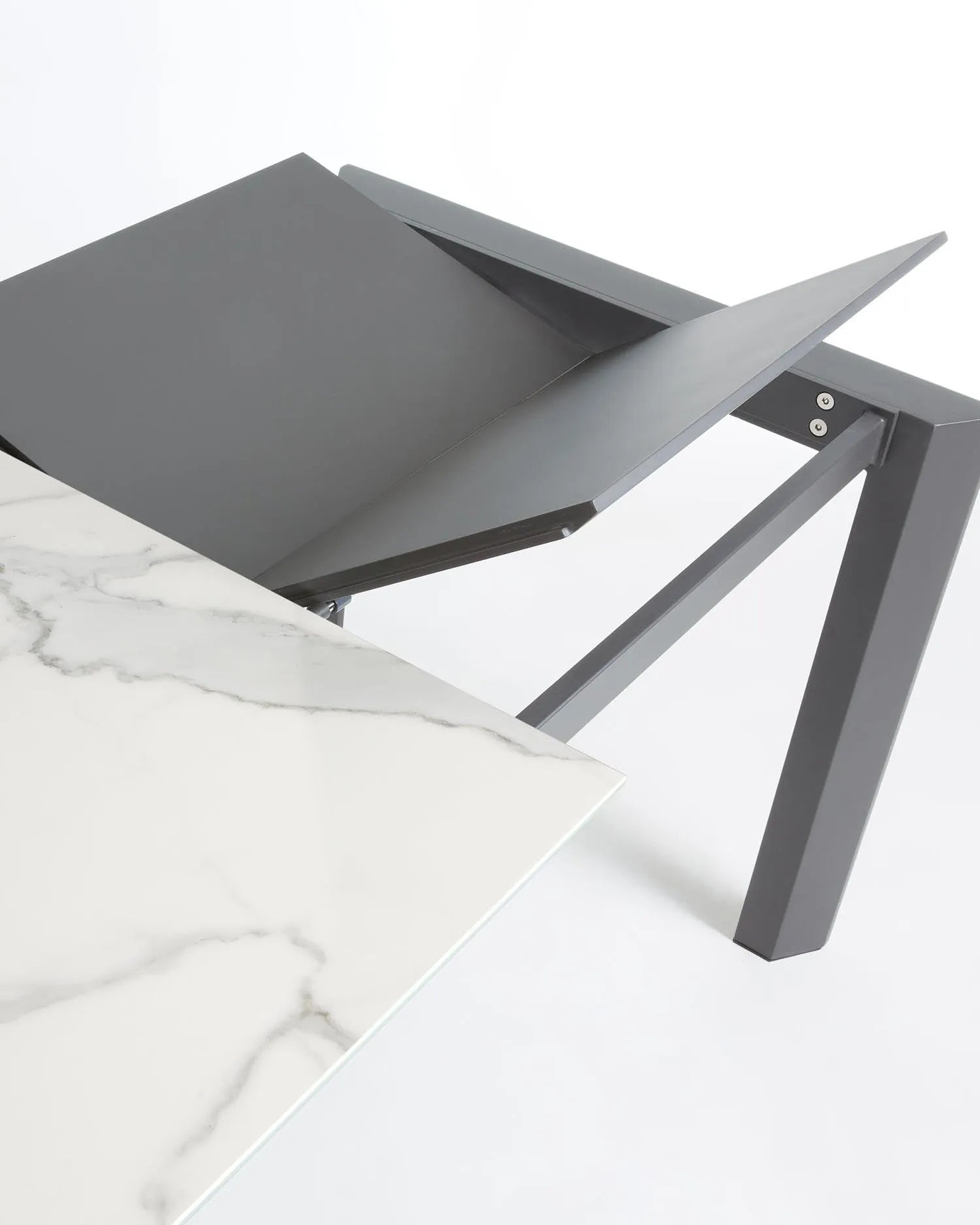 Axis Ausziehtisch Feinsteinzeug mit Kalos Blanco Finish Beine in Anthrazit 160 (220) cm in Weiss präsentiert im Onlineshop von KAQTU Design AG. Esstisch ist von Kave Home