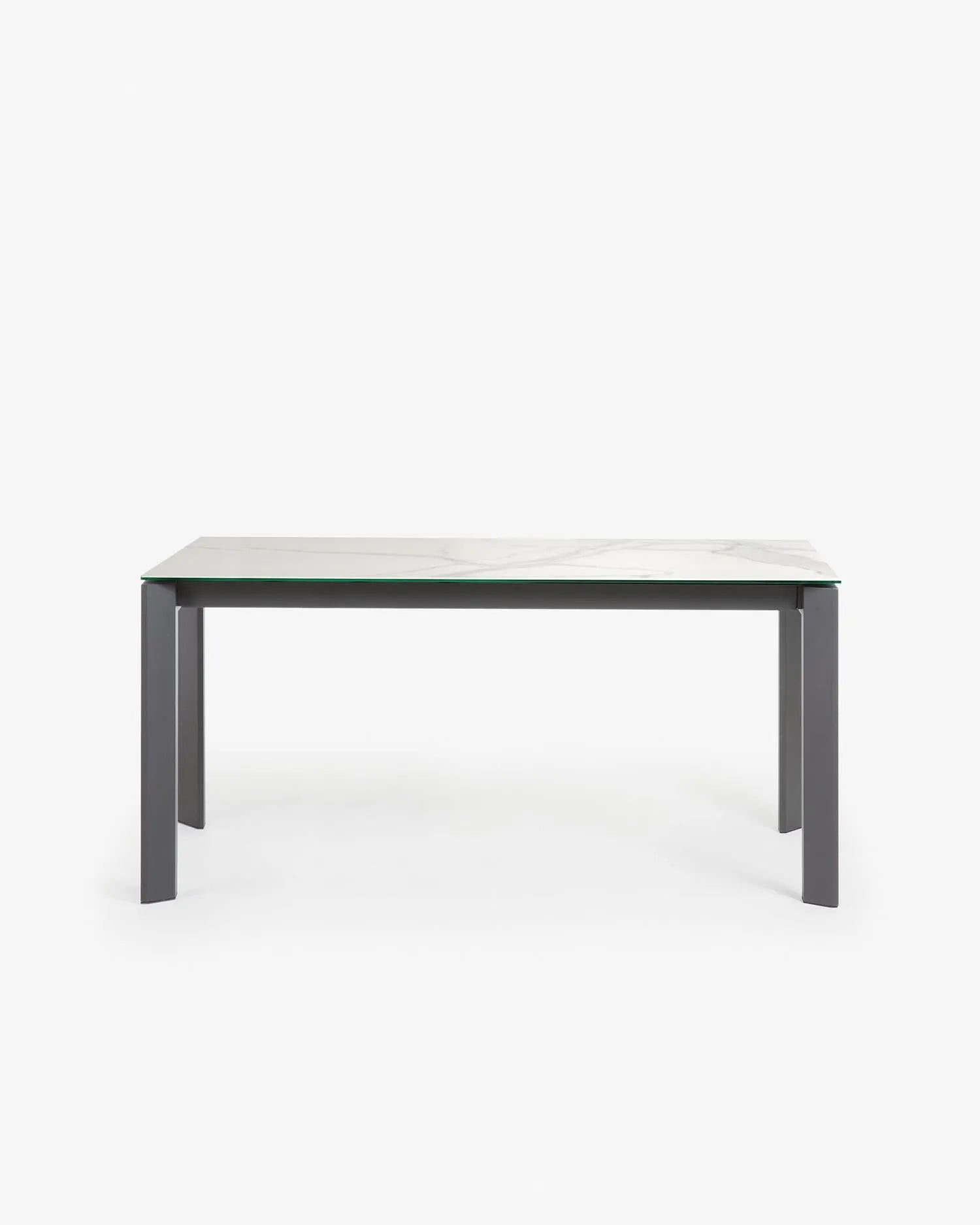 Axis Ausziehtisch Feinsteinzeug mit Kalos Blanco Finish Beine in Anthrazit 160 (220) cm in Weiss präsentiert im Onlineshop von KAQTU Design AG. Esstisch ist von Kave Home