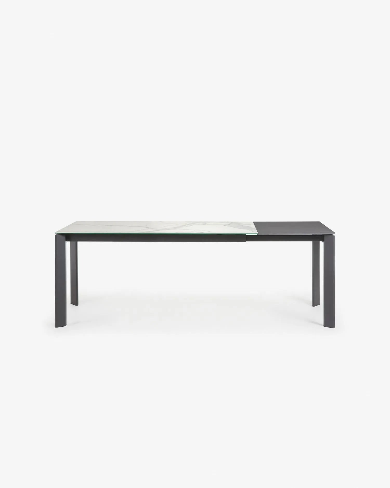 Axis Ausziehtisch Feinsteinzeug mit Kalos Blanco Finish Beine in Anthrazit 160 (220) cm in Weiss präsentiert im Onlineshop von KAQTU Design AG. Esstisch ist von Kave Home