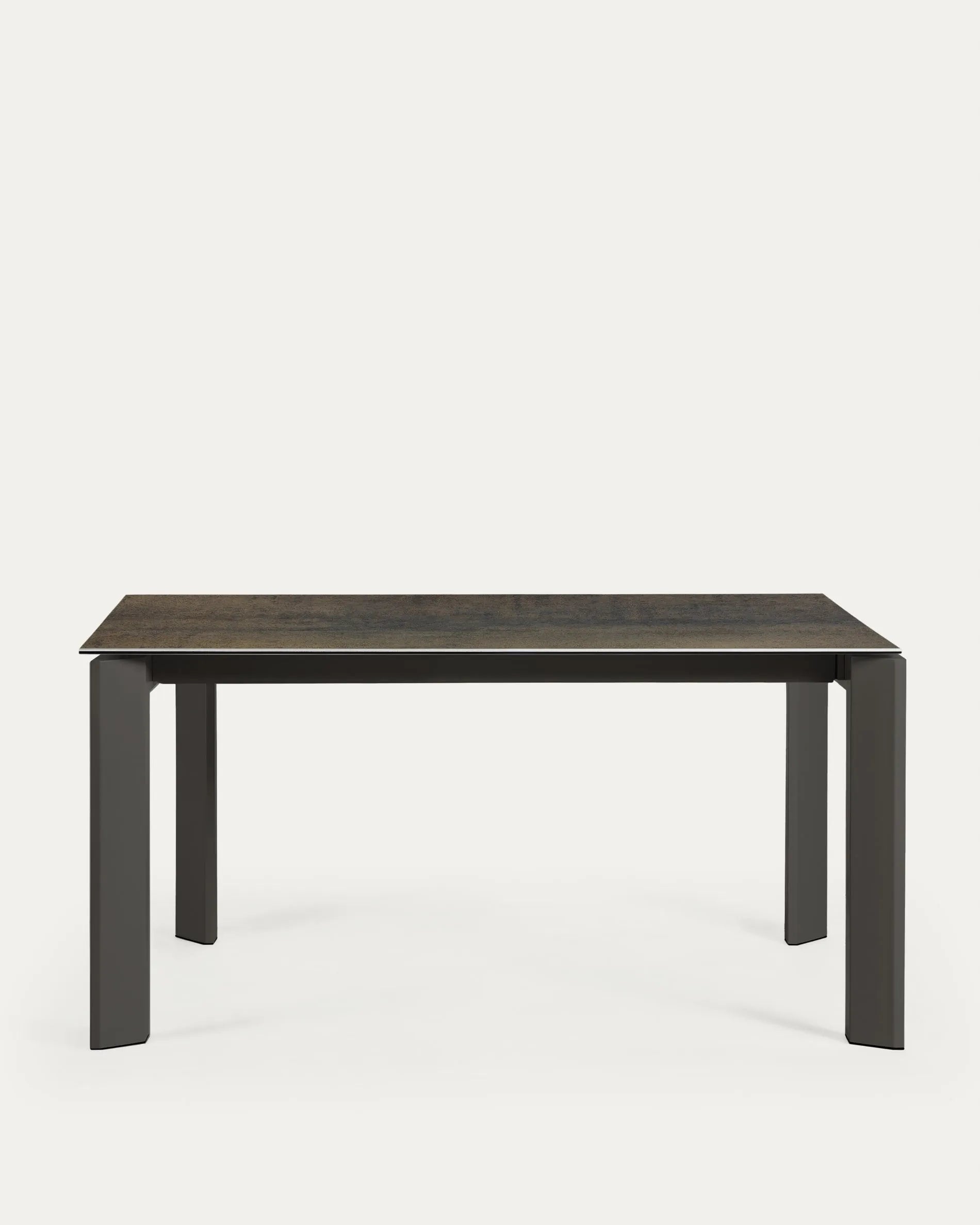 Moderner Ausziehtisch mit robuster Feinsteinzeugplatte und eleganten schwarzen Stahlbeinen, erweiterbar von 160 auf 220 cm.