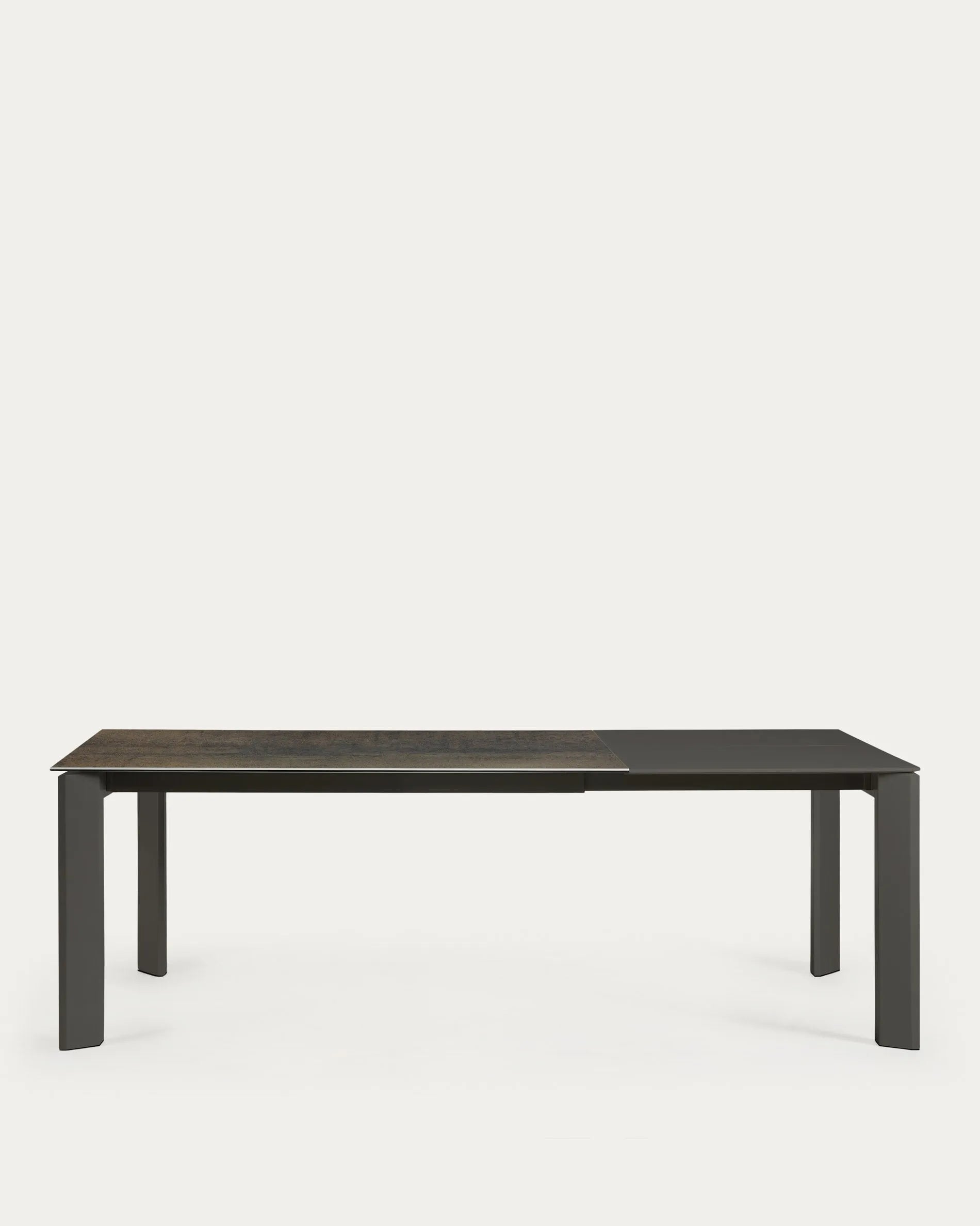 Moderner Ausziehtisch mit robuster Feinsteinzeugplatte und eleganten schwarzen Stahlbeinen, erweiterbar von 160 auf 220 cm.