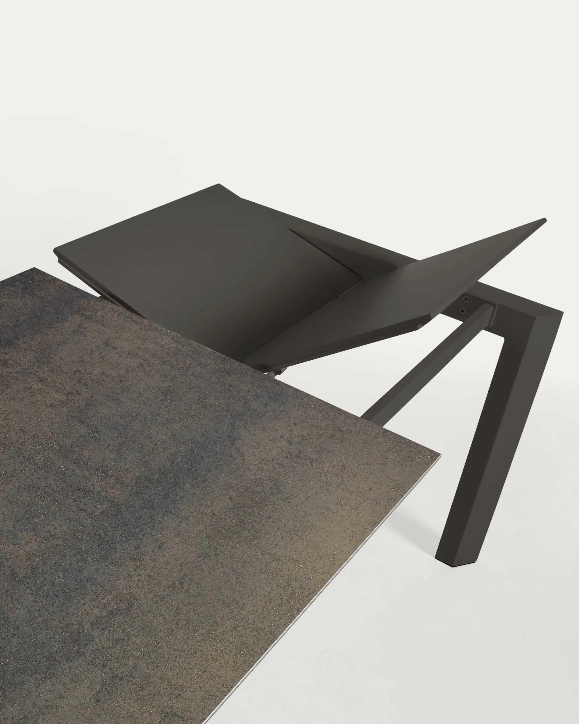 Moderner Ausziehtisch mit robuster Feinsteinzeugplatte und eleganten schwarzen Stahlbeinen, erweiterbar von 160 auf 220 cm.
