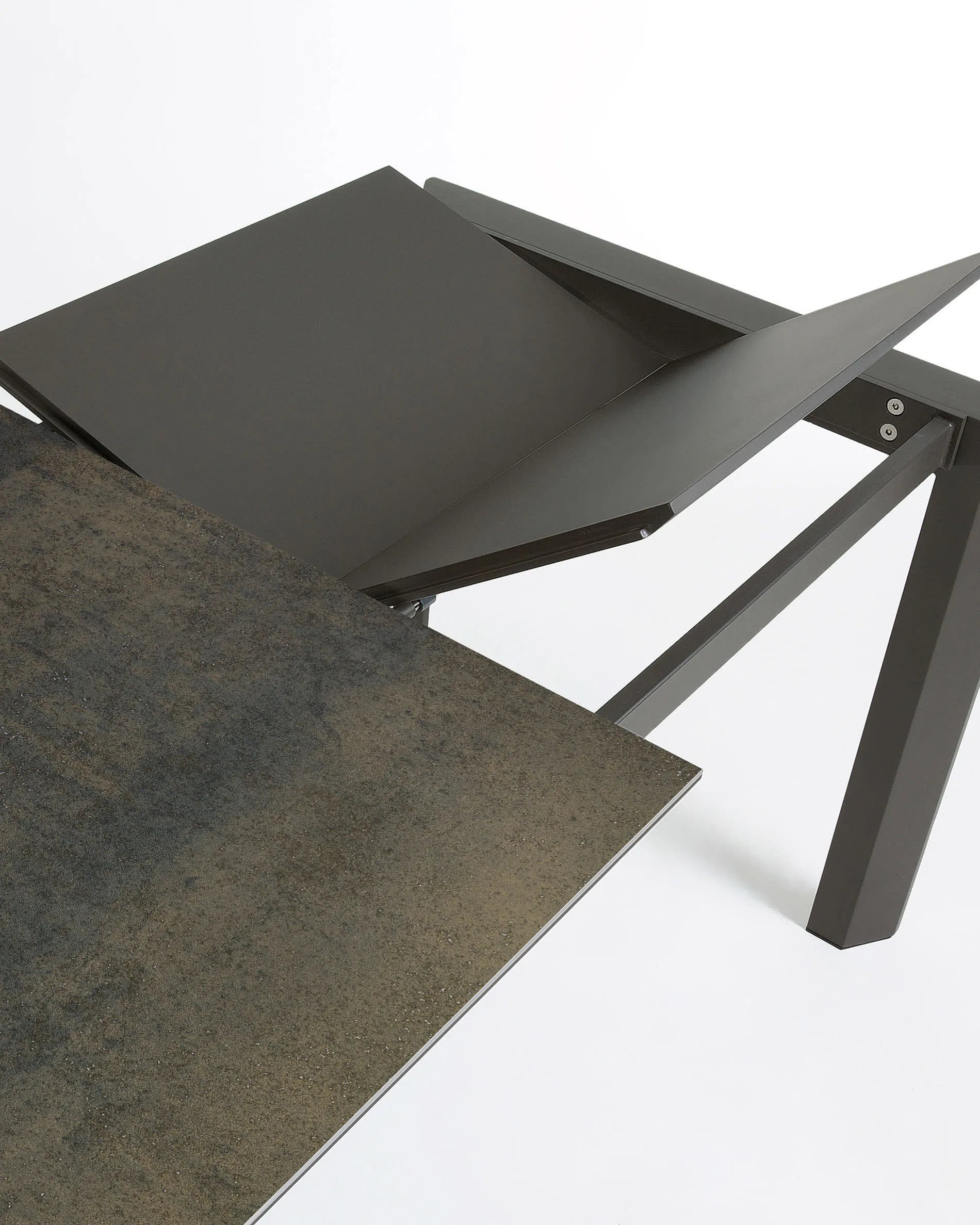 Moderner Ausziehtisch mit robuster Feinsteinzeugplatte und eleganten schwarzen Stahlbeinen, erweiterbar von 160 auf 220 cm.