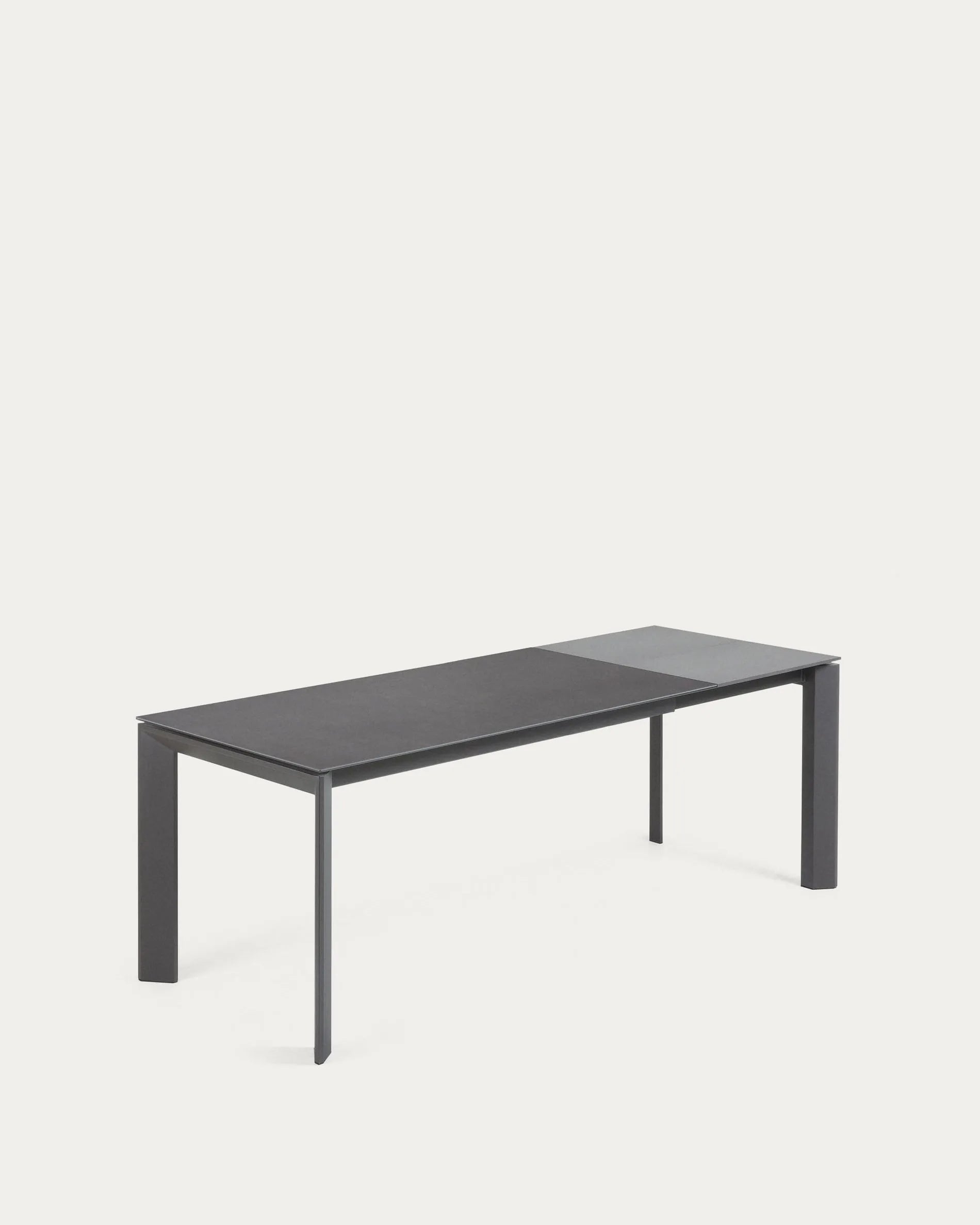 Eleganter Ausziehtisch mit robuster Feinsteinzeugplatte, erweiterbar von 160 auf 220 cm, ideal für stilvolle Anlässe.