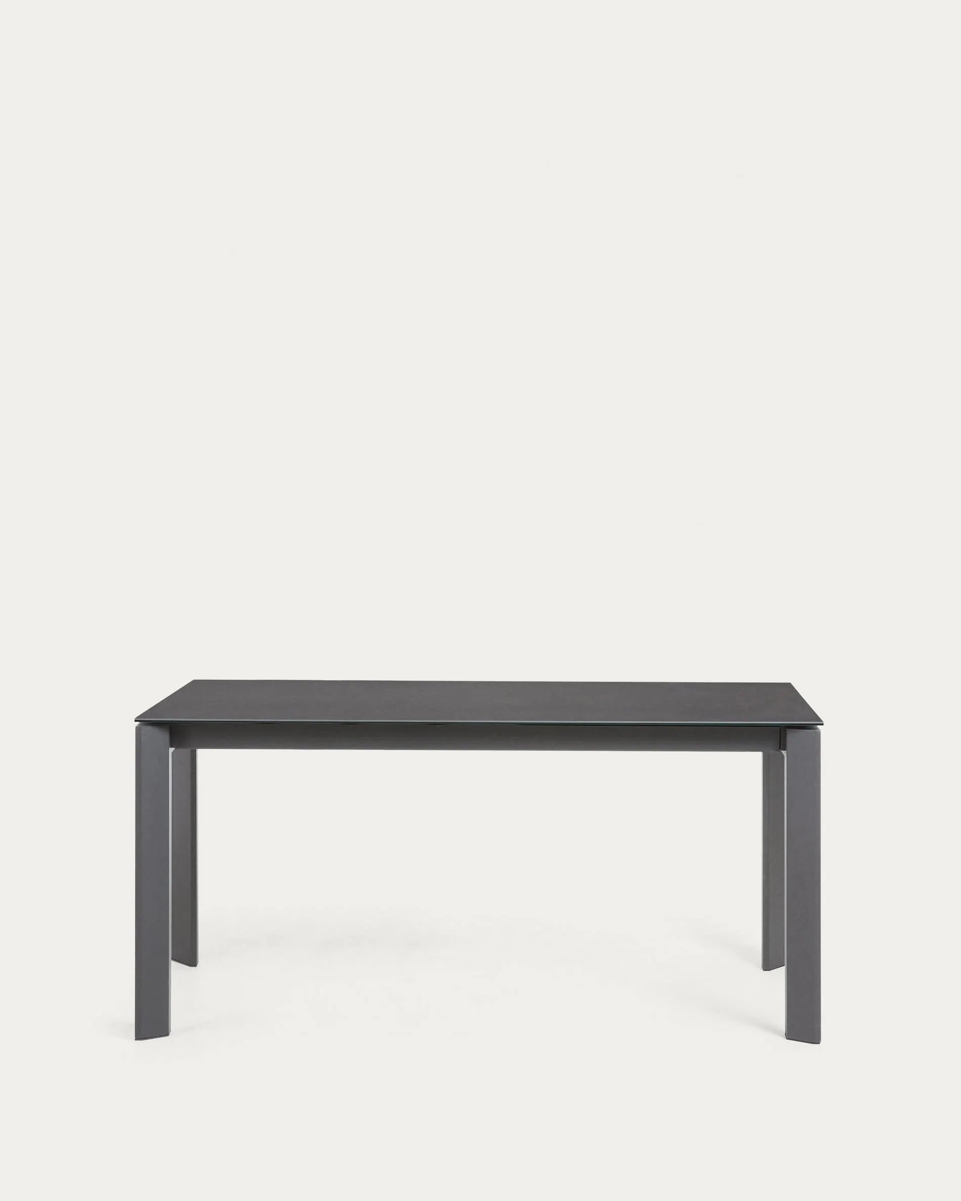 Eleganter Ausziehtisch mit robuster Feinsteinzeugplatte, erweiterbar von 160 auf 220 cm, ideal für stilvolle Anlässe.