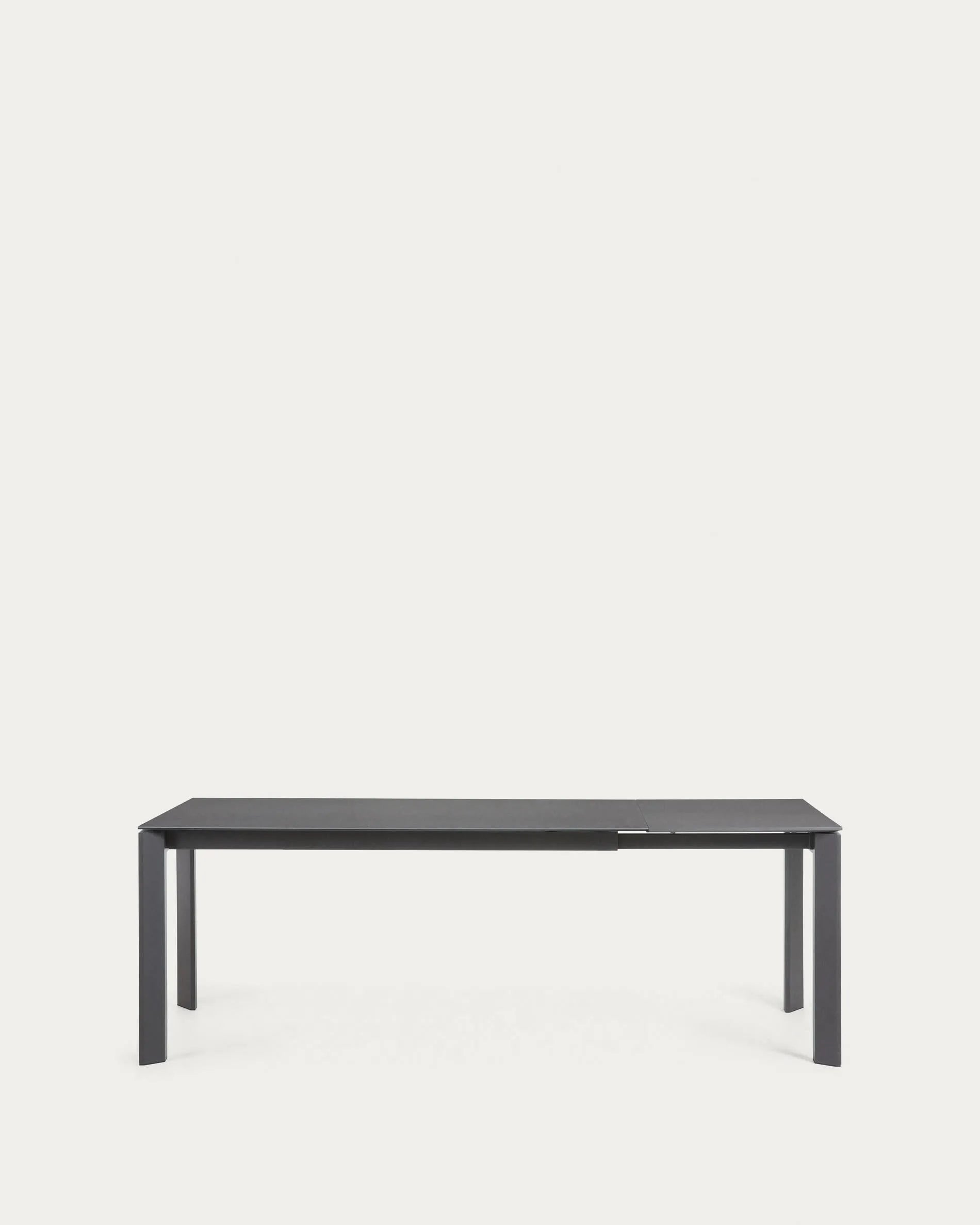Eleganter Ausziehtisch mit robuster Feinsteinzeugplatte, erweiterbar von 160 auf 220 cm, ideal für stilvolle Anlässe.