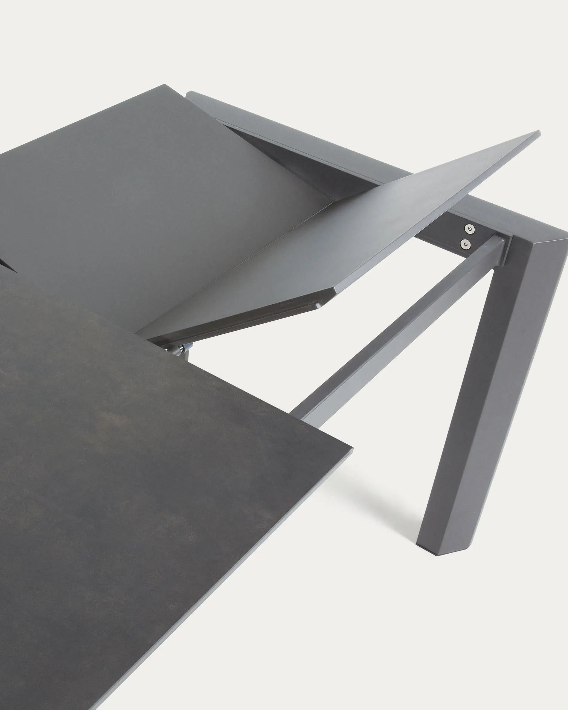 Eleganter Ausziehtisch mit robuster Feinsteinzeugplatte, erweiterbar von 160 auf 220 cm, ideal für stilvolle Anlässe.