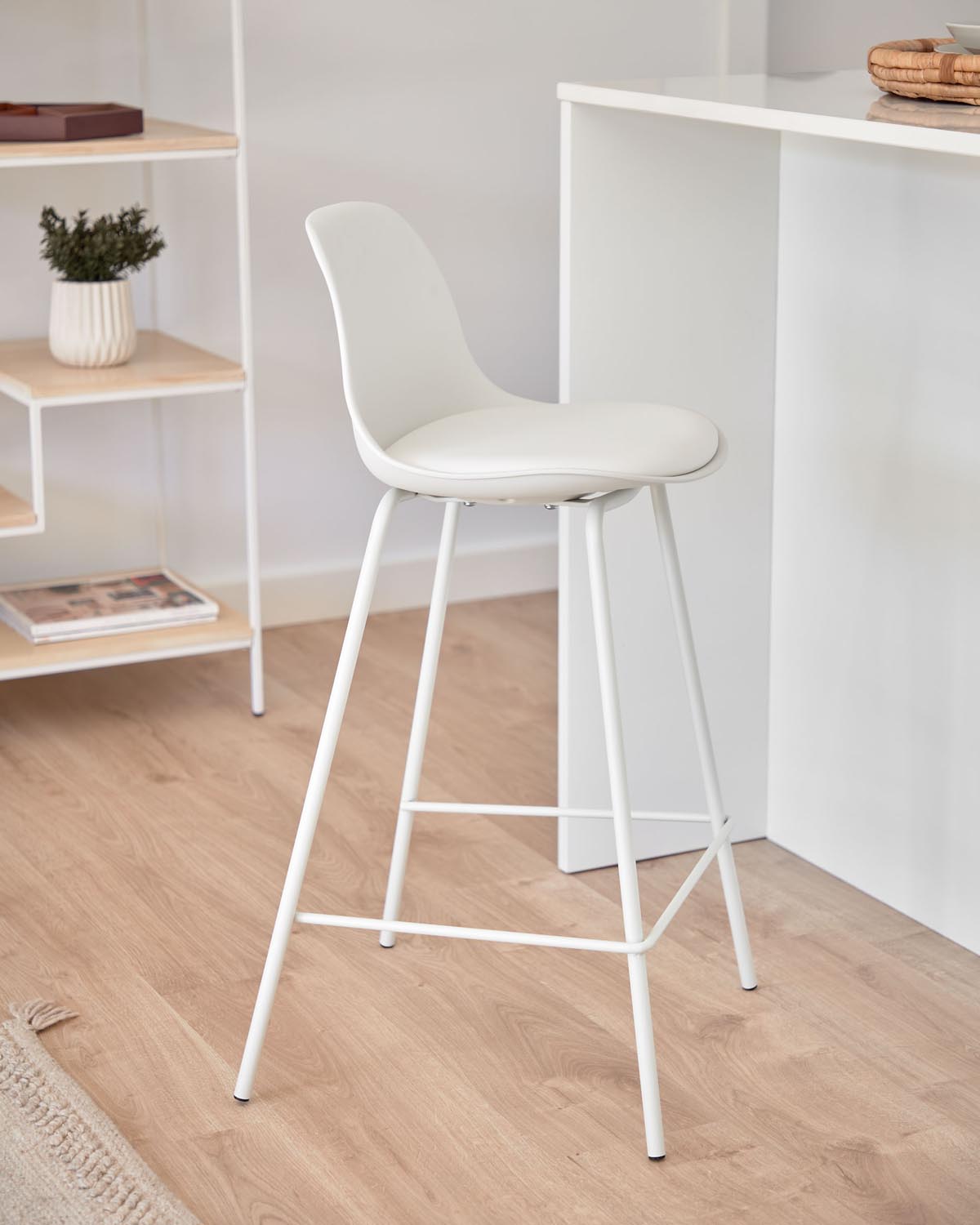 Eleganter Kave Home Barhocker, 65 cm, in stilvollem Weiß.