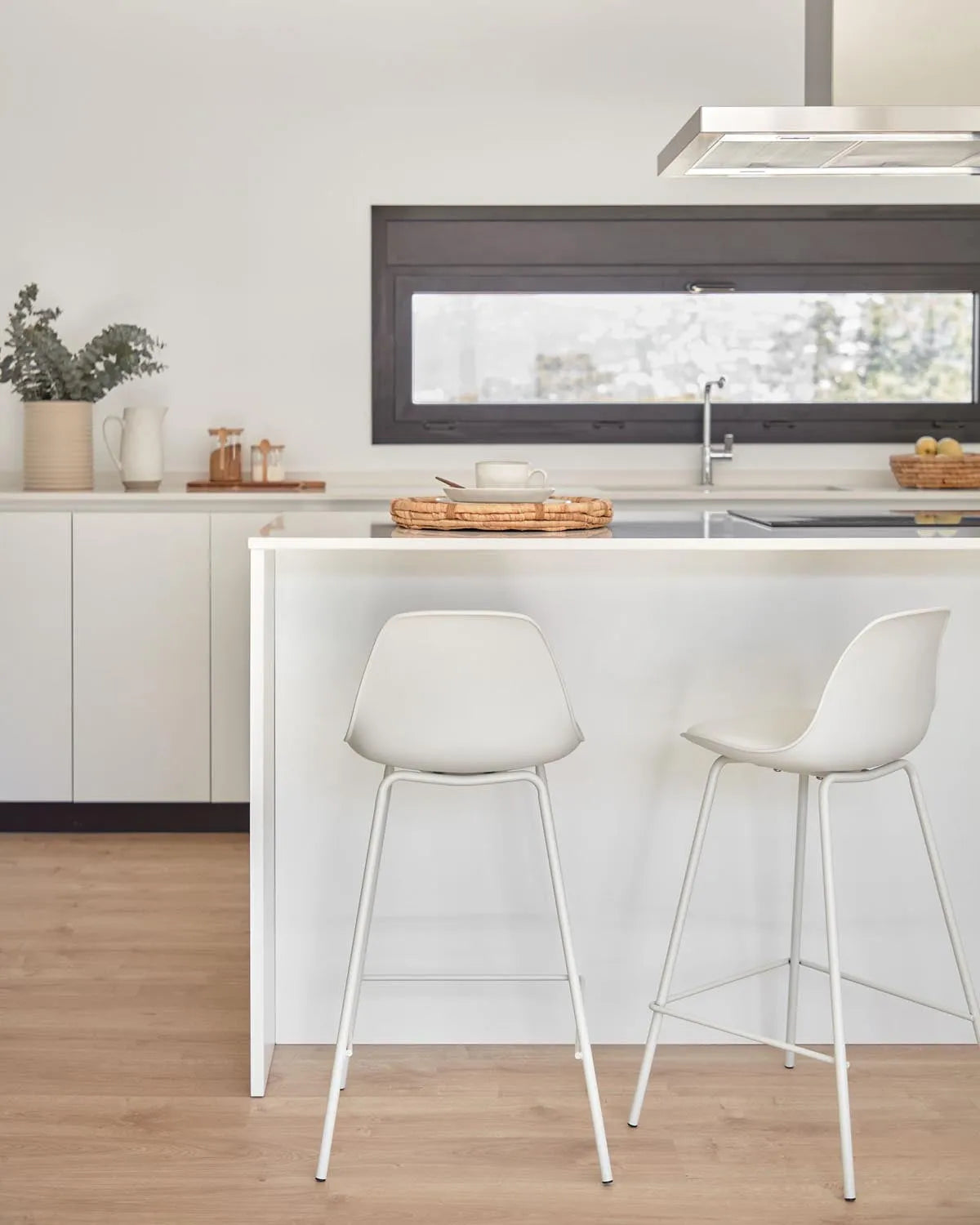 Kave Home Barhocker Brighter, 65 cm, in elegantem Weiß für moderne Räume.