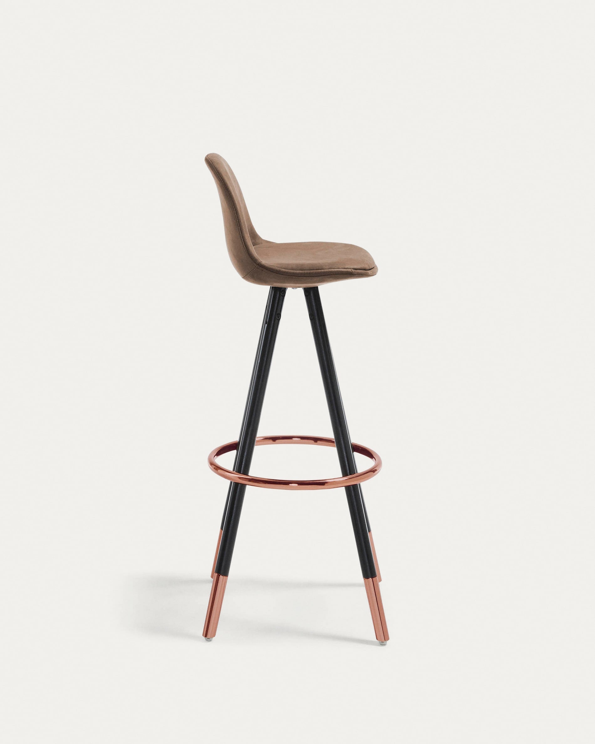 Stylischer Slad Barhocker in Braun mit robusten schwarzen Buchenholzbeinen, perfekt für jede Bar oder Küche. Komfort und Eleganz vereint.
