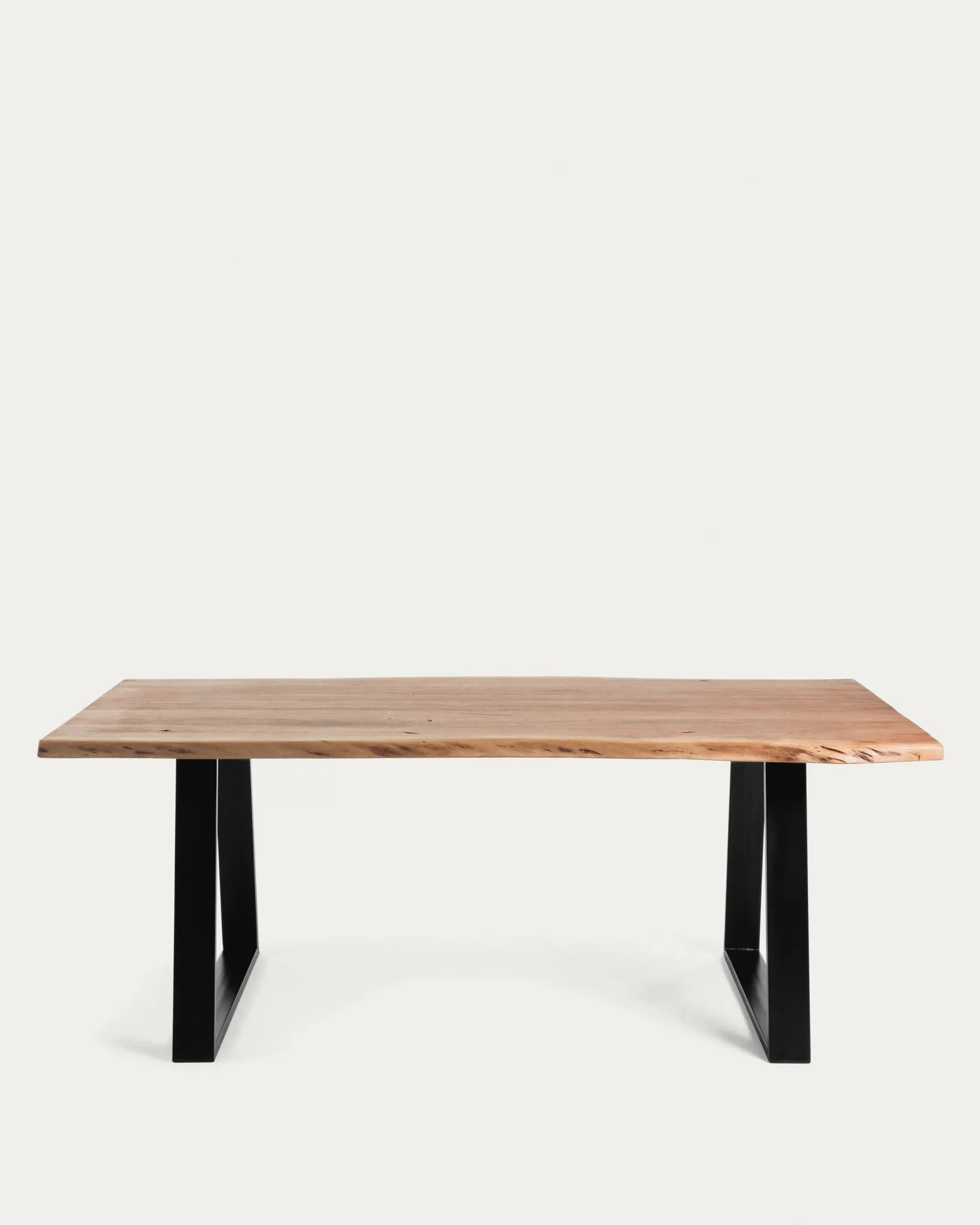 Eleganter Tisch aus Akazienholz mit schwarzen Stahlbeinen, ideal für stilvolle Zusammenkünfte und langlebige Qualität.