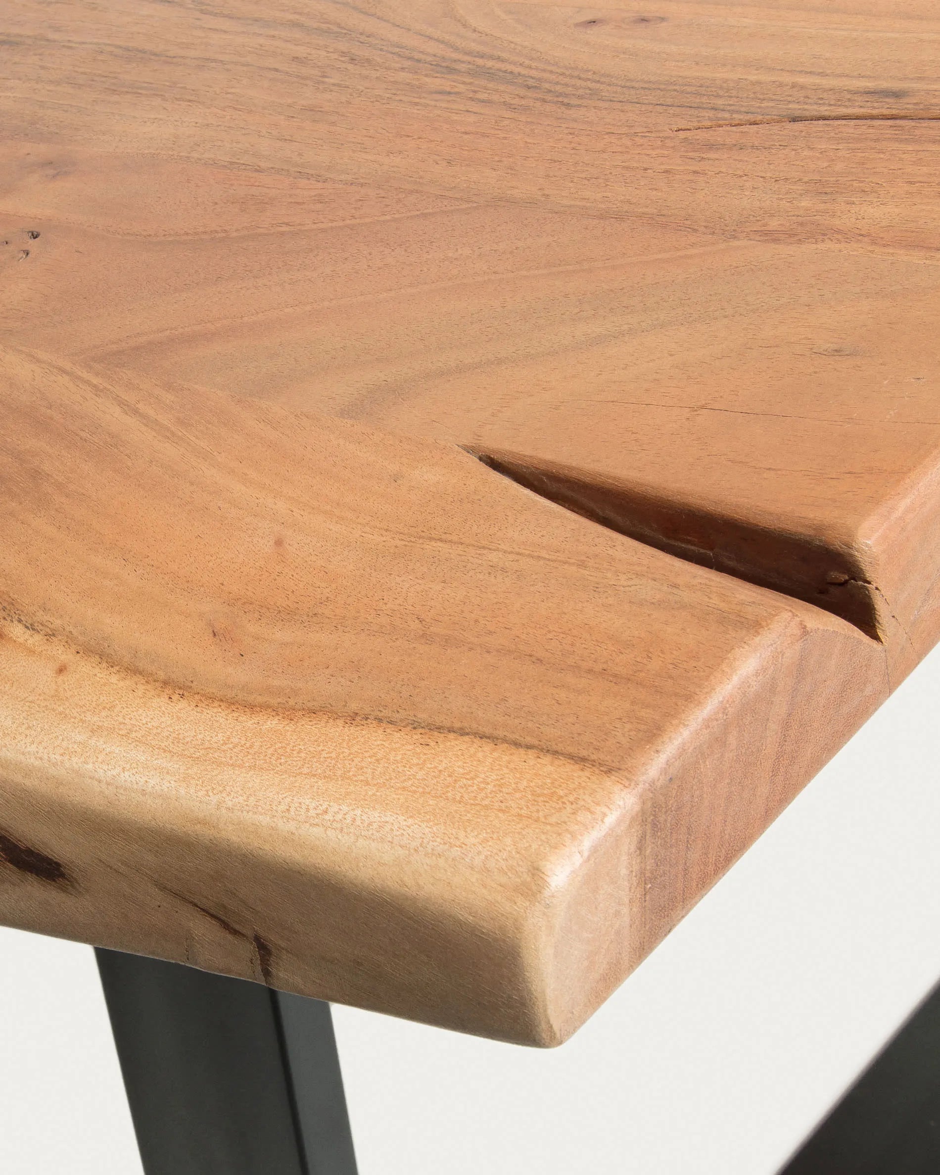Eleganter Tisch aus Akazienholz mit schwarzen Stahlbeinen, ideal für stilvolle Zusammenkünfte und langlebige Qualität.
