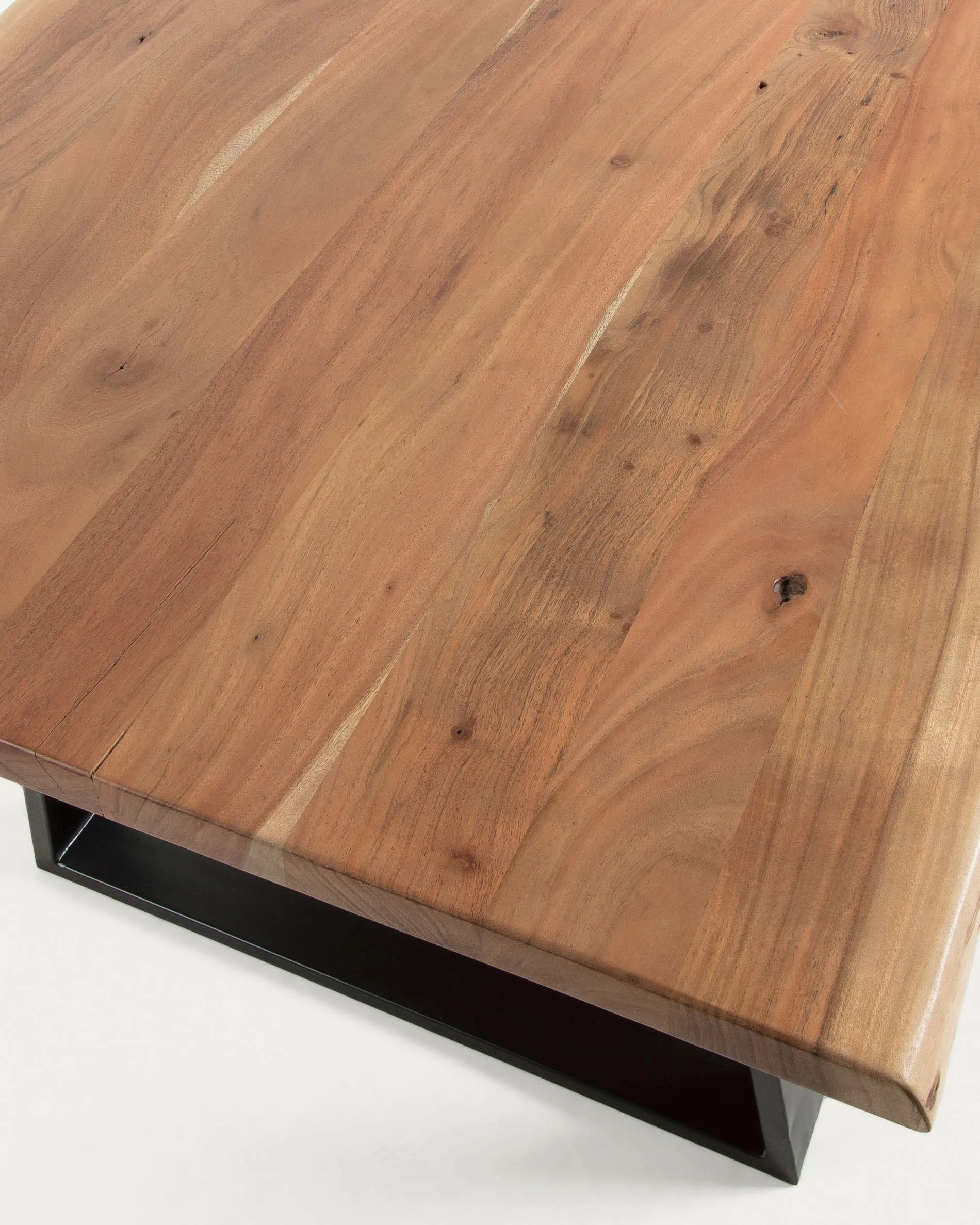 Eleganter Tisch aus Akazienholz mit schwarzen Stahlbeinen, ideal für stilvolle Zusammenkünfte und langlebige Qualität.