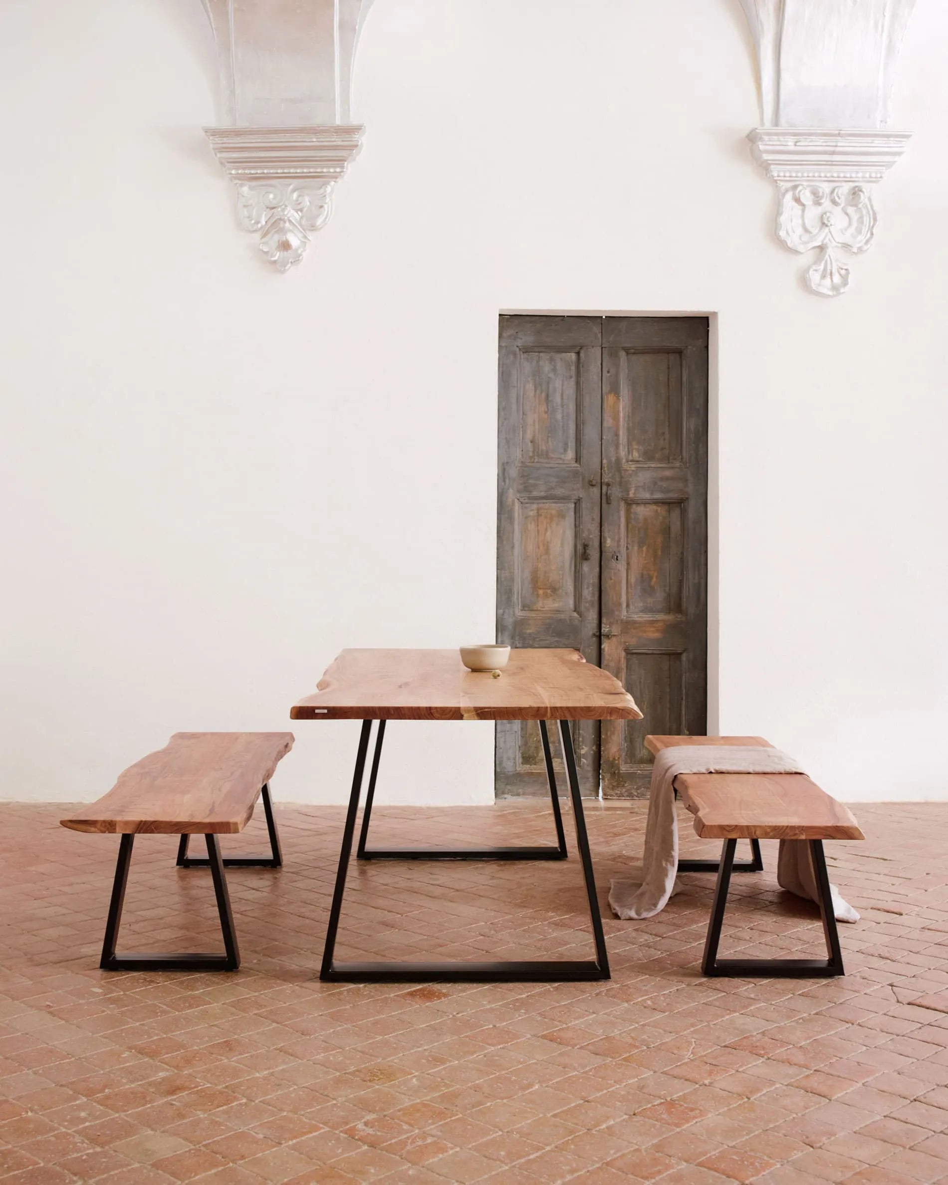 Eleganter Tisch aus Akazienholz mit schwarzen Stahlbeinen, ideal für stilvolle Zusammenkünfte und langlebige Qualität.