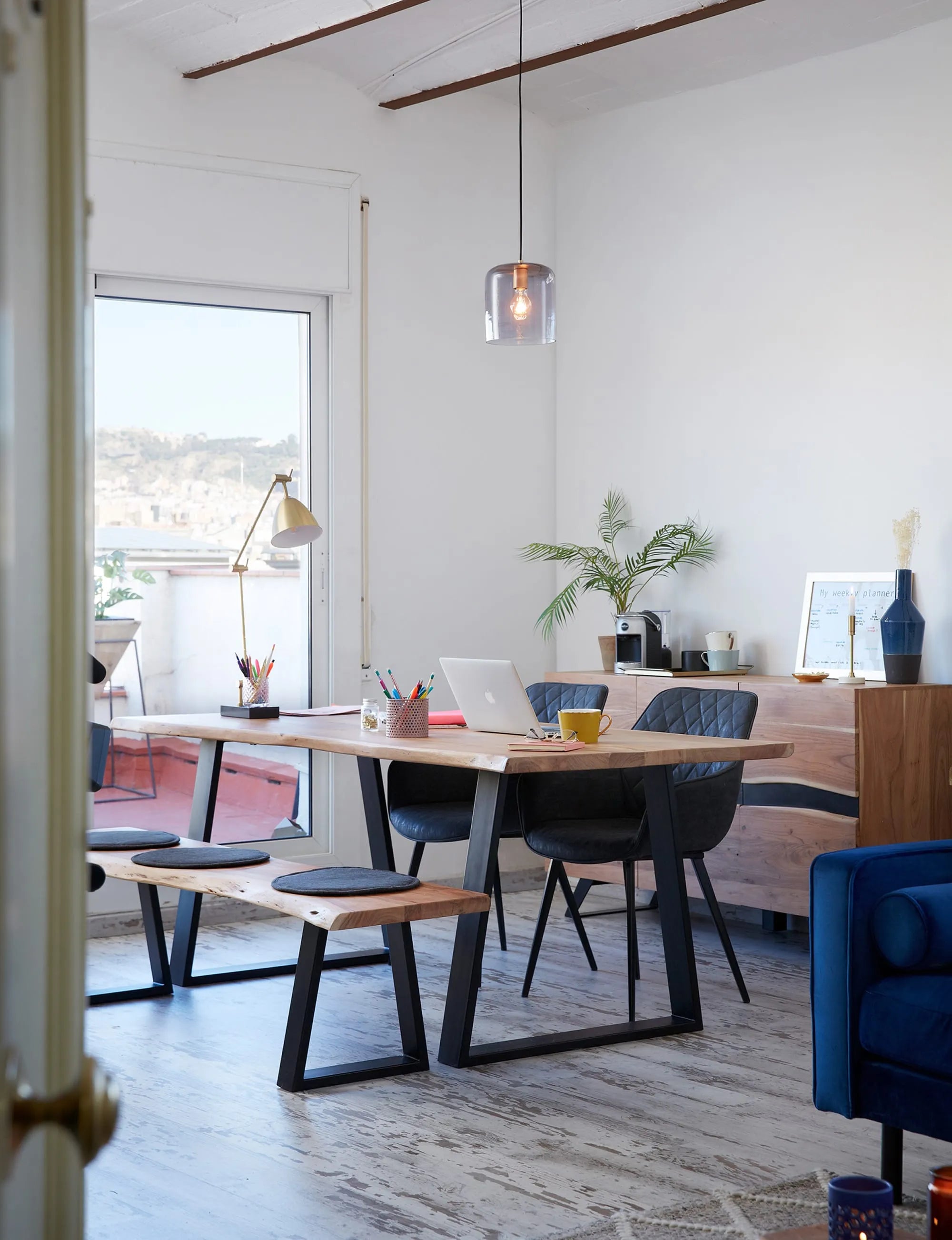 Eleganter Tisch aus Akazienholz mit schwarzen Stahlbeinen, ideal für stilvolle Zusammenkünfte und langlebige Qualität.
