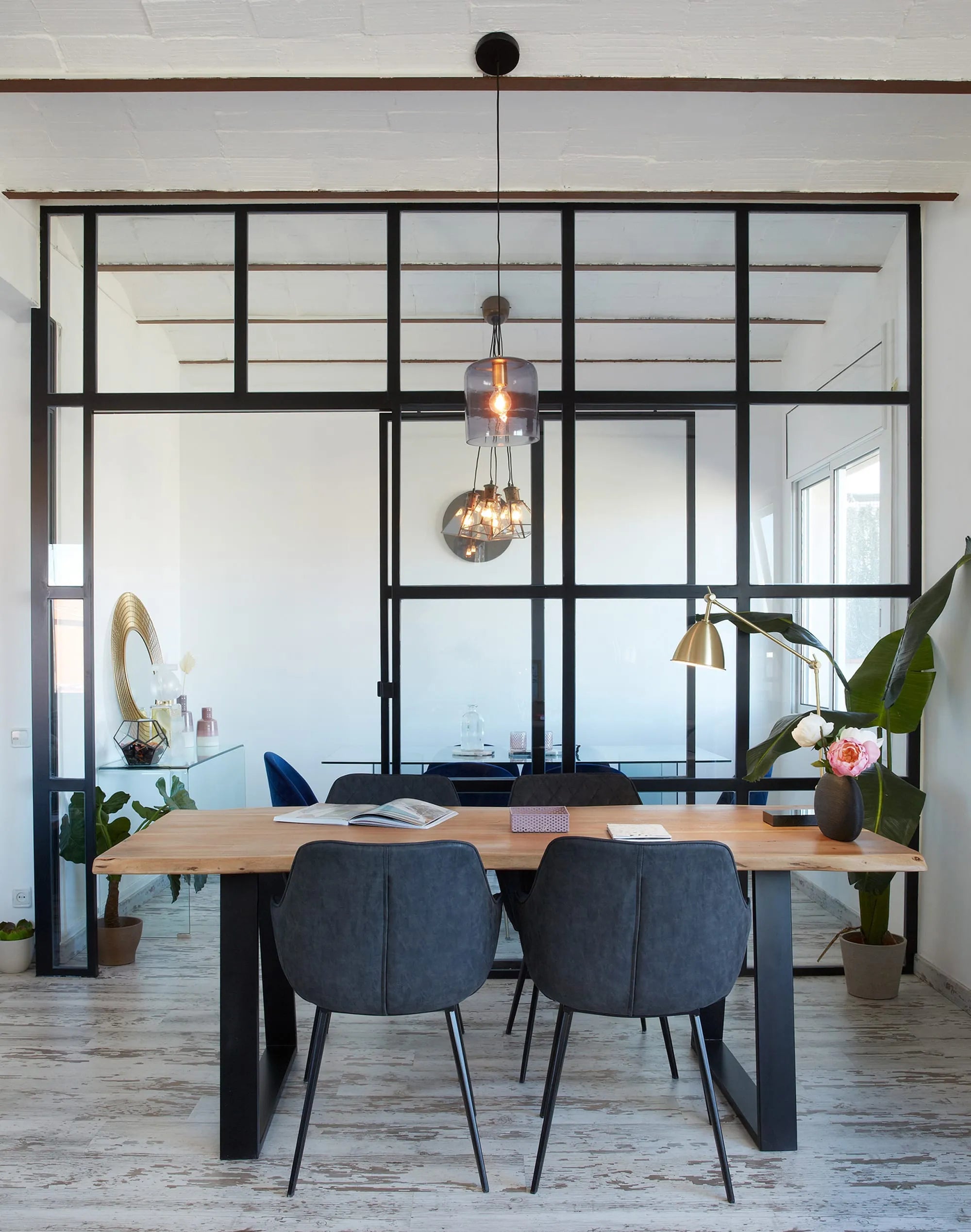 Eleganter Tisch aus Akazienholz mit schwarzen Stahlbeinen, ideal für stilvolle Zusammenkünfte und langlebige Qualität.
