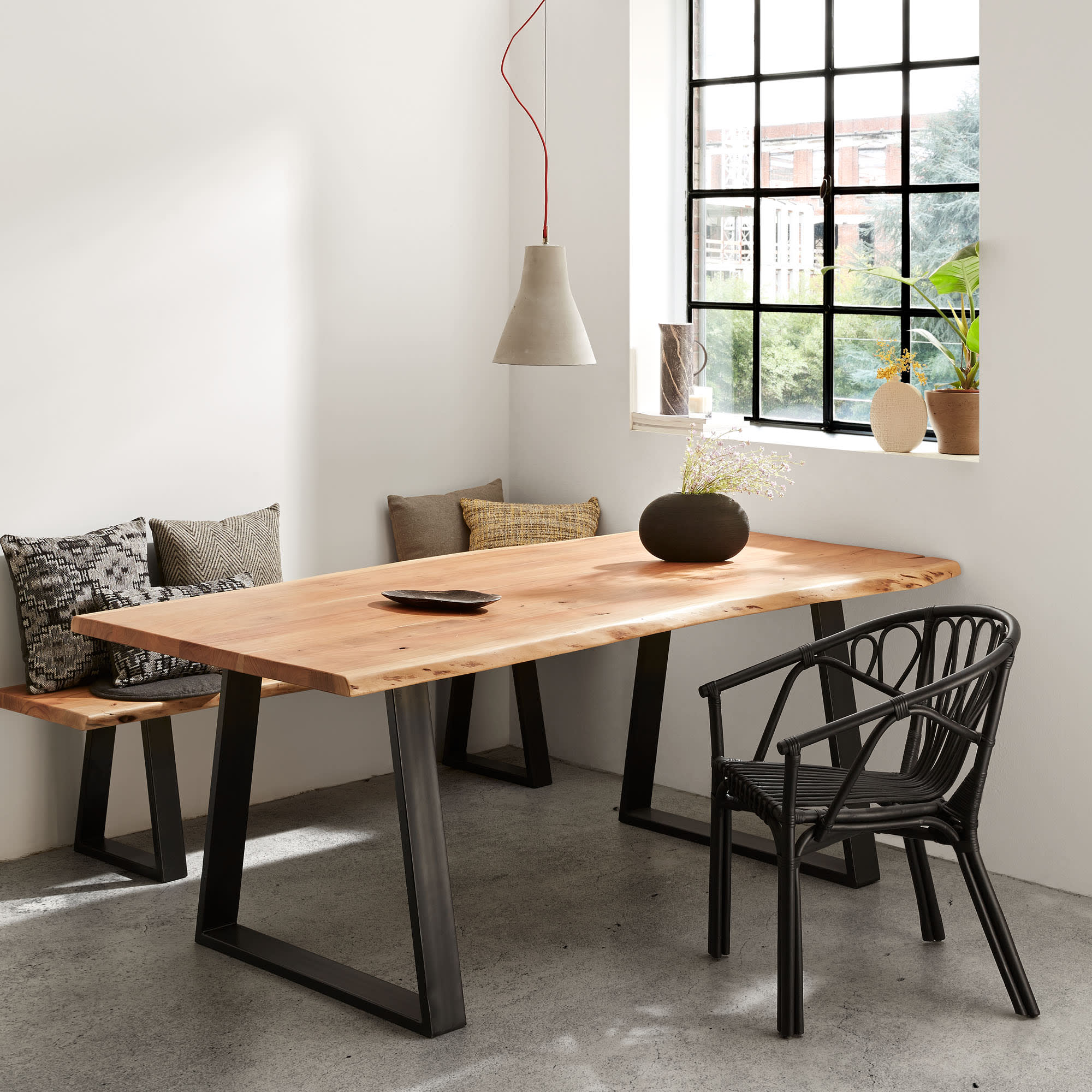Elegante Bank Alaia aus massivem Akazienholz und schwarzem Stahl, 180 cm, ideal für moderne Wohn- und Essbereiche.