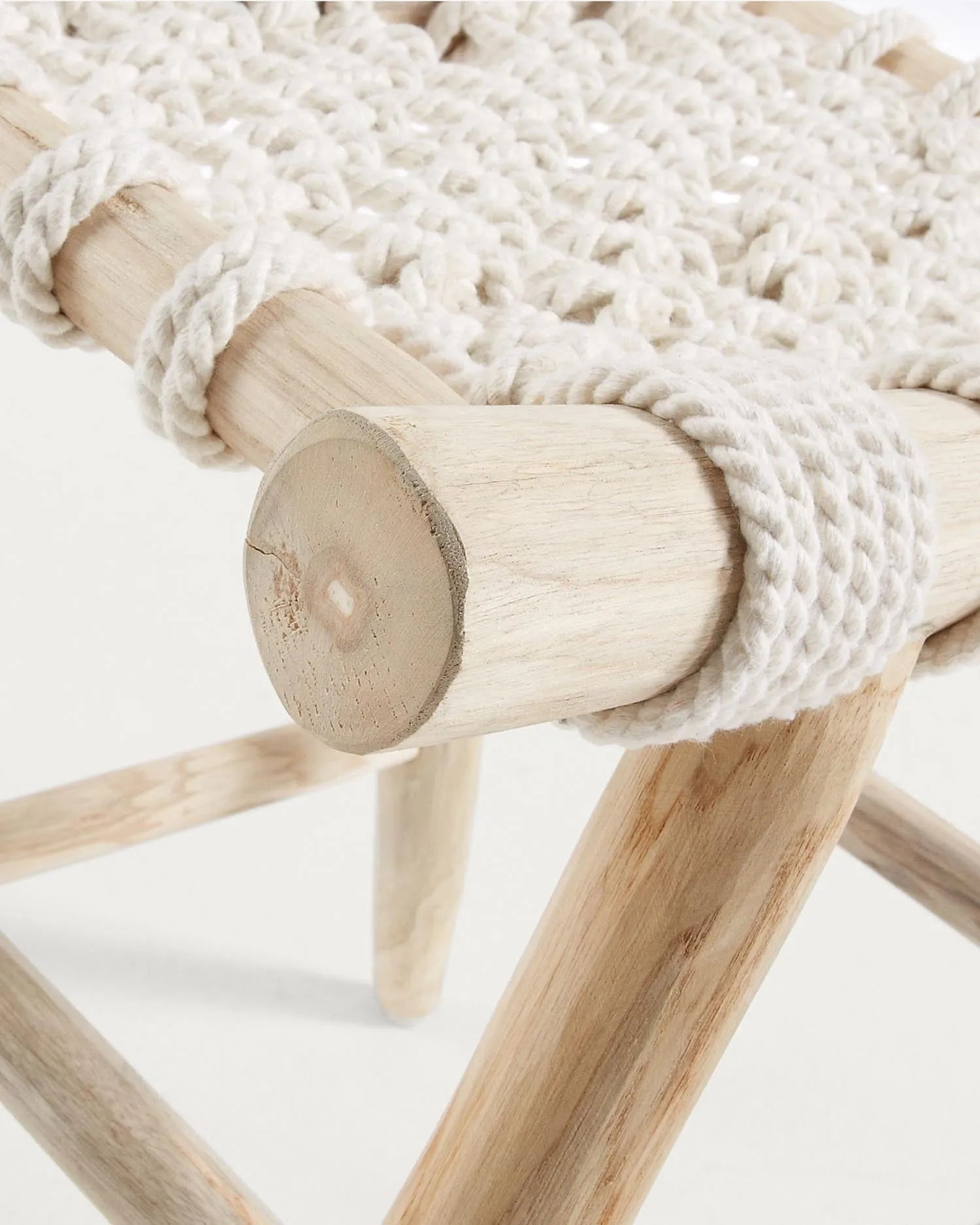 Eleganter Fußhocker aus edlem Teakholz mit weicher Baumwollauflage, ideal für stilvolle Wohnräume.