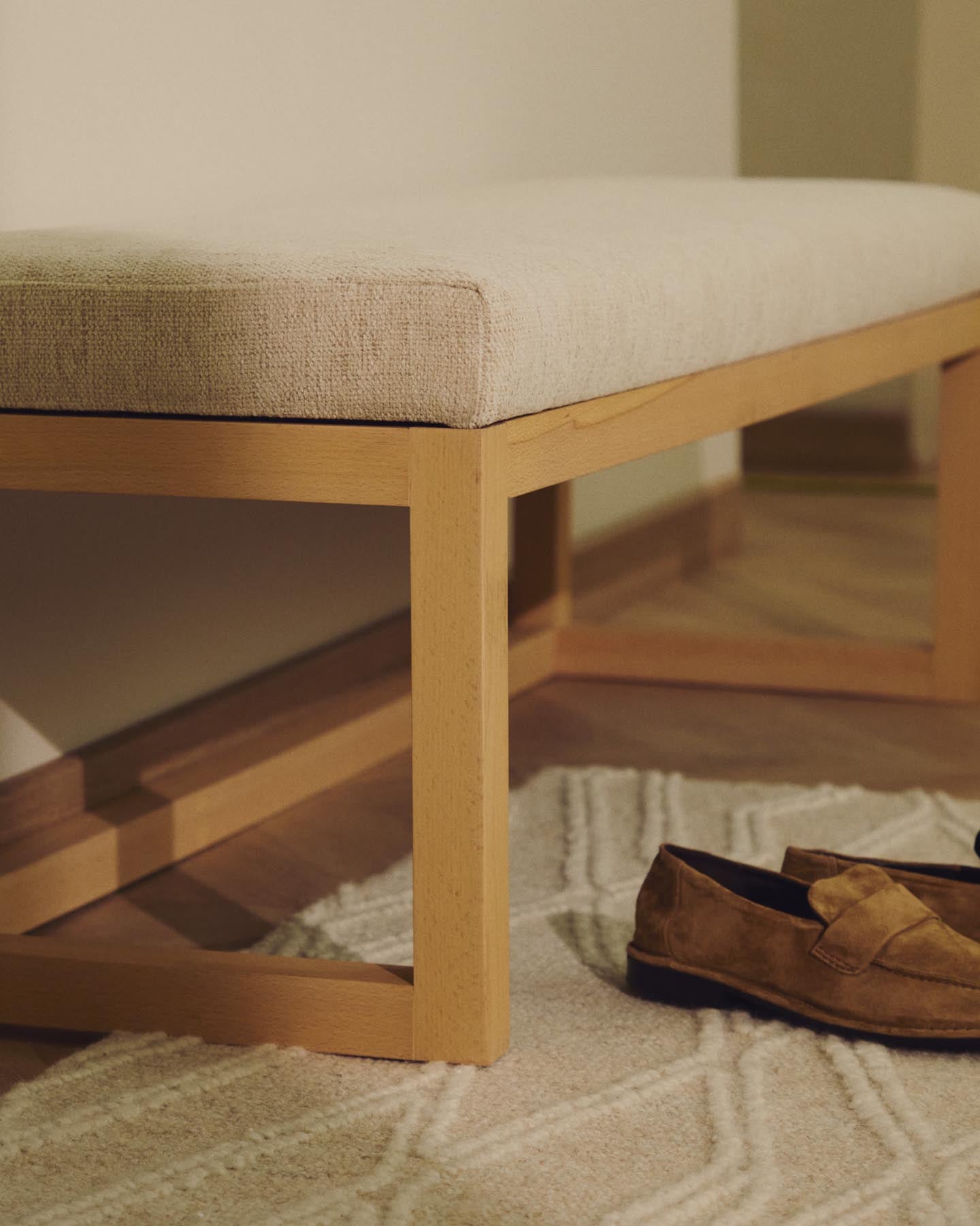 Bank Loya aus beiger Chenille und Buchenholz 128 cm in Beige, Natur präsentiert im Onlineshop von KAQTU Design AG. Sitzbank ist von Kave Home