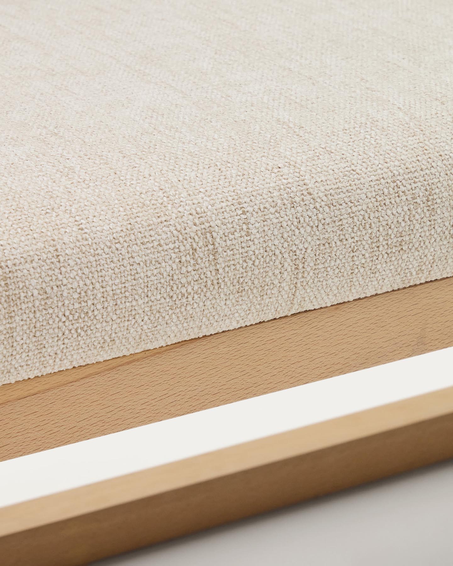 Bank Loya aus beiger Chenille und Buchenholz 128 cm in Beige, Natur präsentiert im Onlineshop von KAQTU Design AG. Sitzbank ist von Kave Home