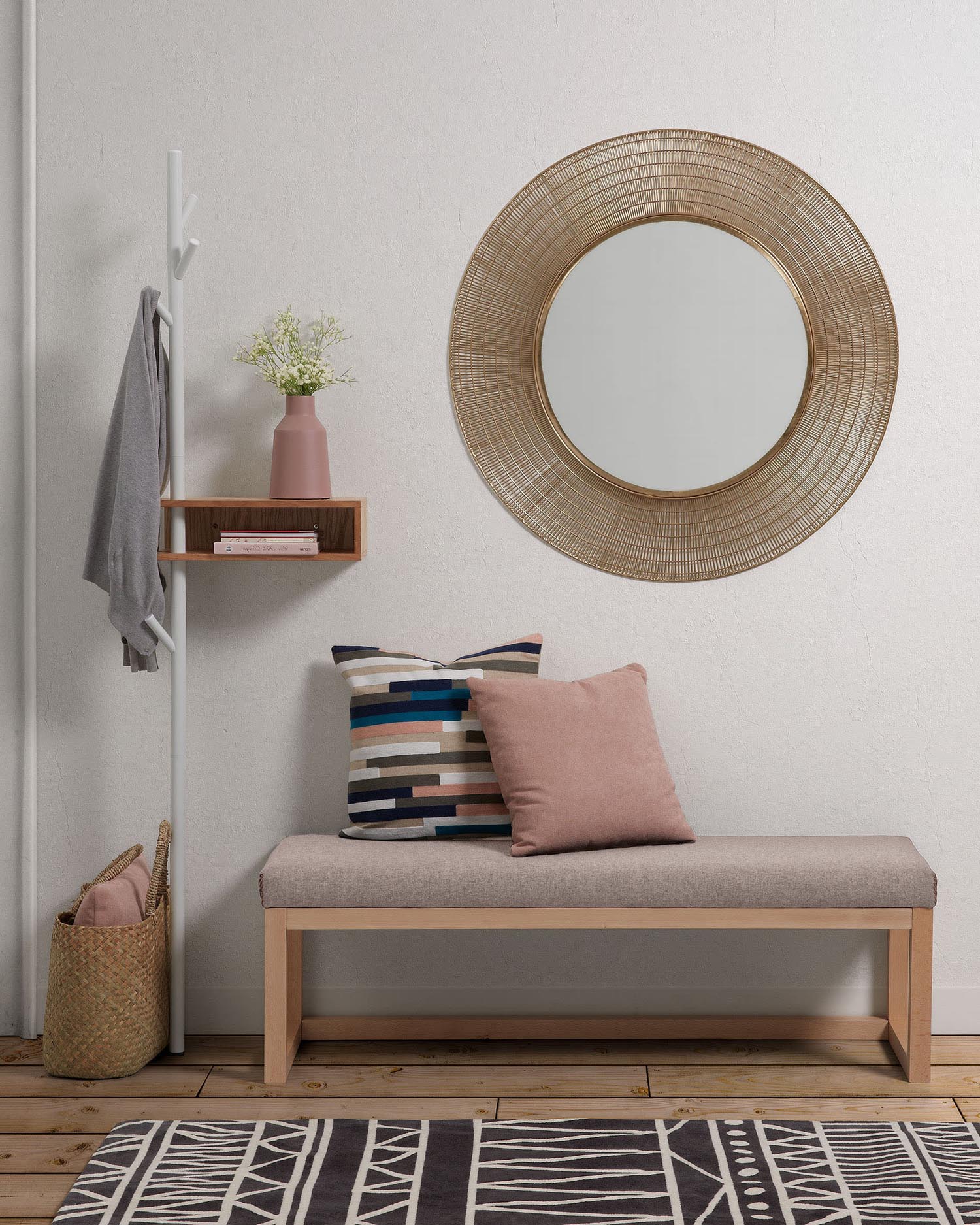 Die Loya Polsterbank aus beigem Stoff und massivem Buchenholz, 128 cm breit, bietet Komfort und Eleganz für Ihr Zuhause.