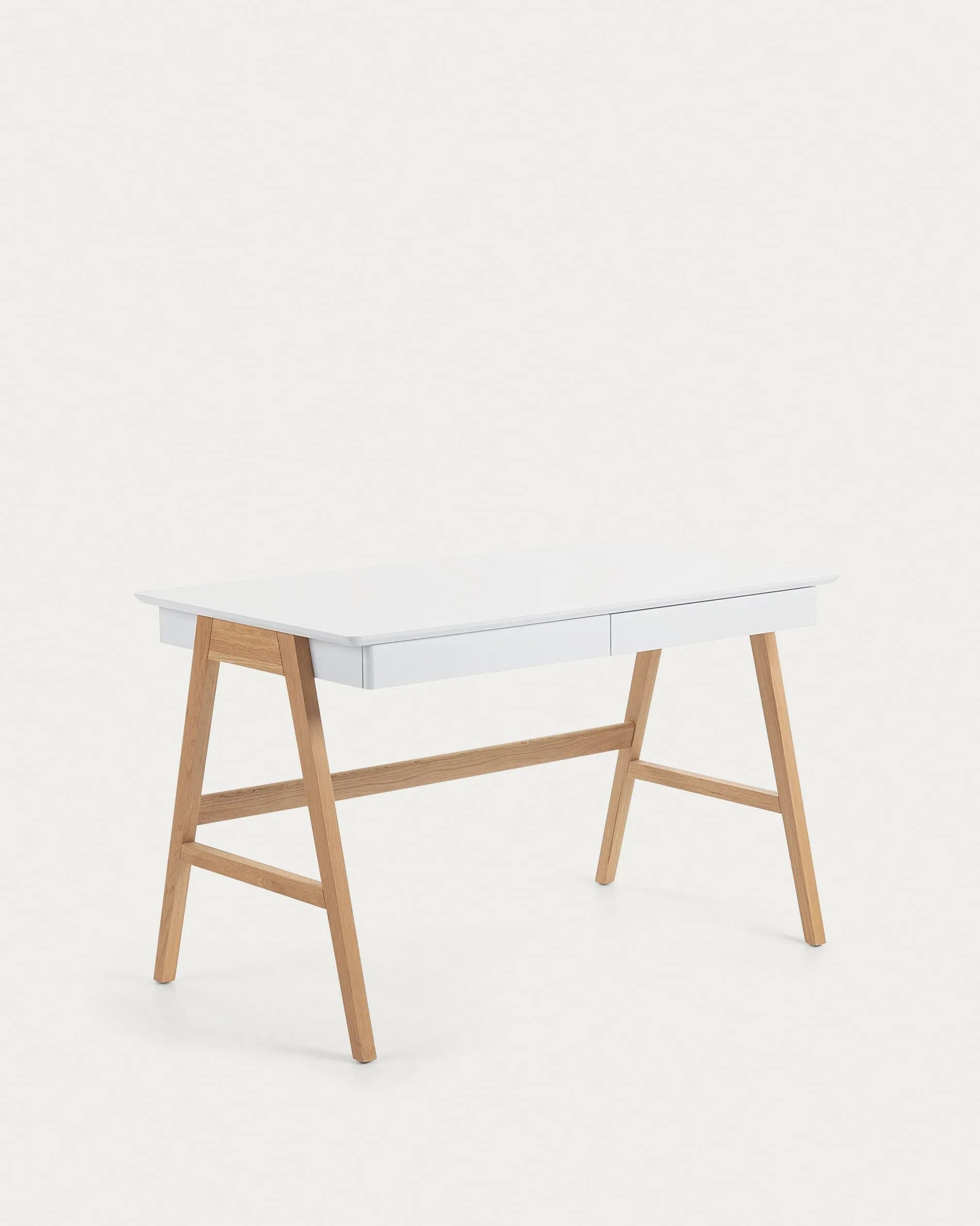 Eleganter Dyana Tisch: Weiße MDF-Platte, Eschenholzbeine, modern und stilvoll für Esszimmer.
