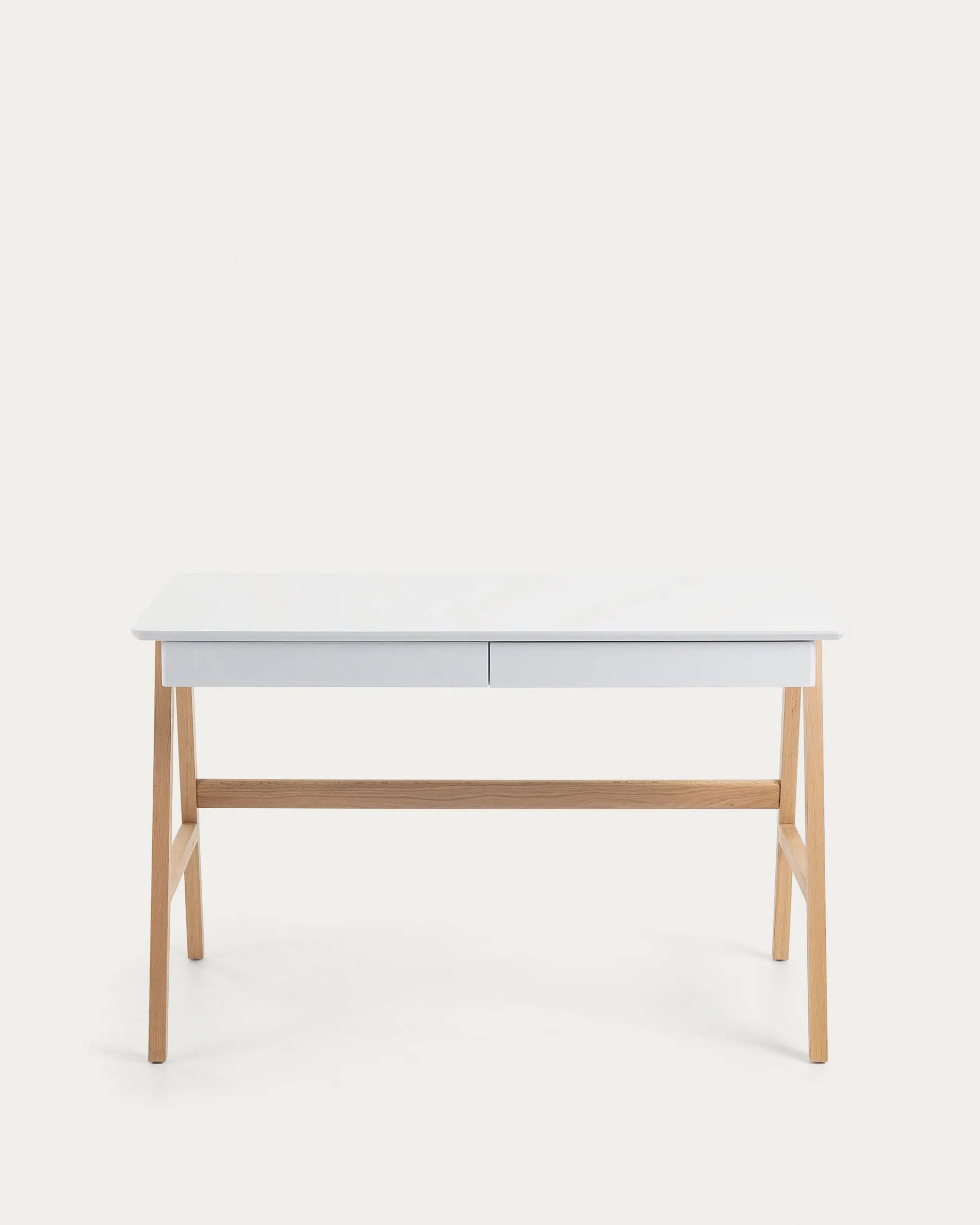 Der Dyana Tisch vereint moderne Eleganz mit Funktionalität: Weiße MDF-Platte trifft auf robuste Eschenholzbeine.