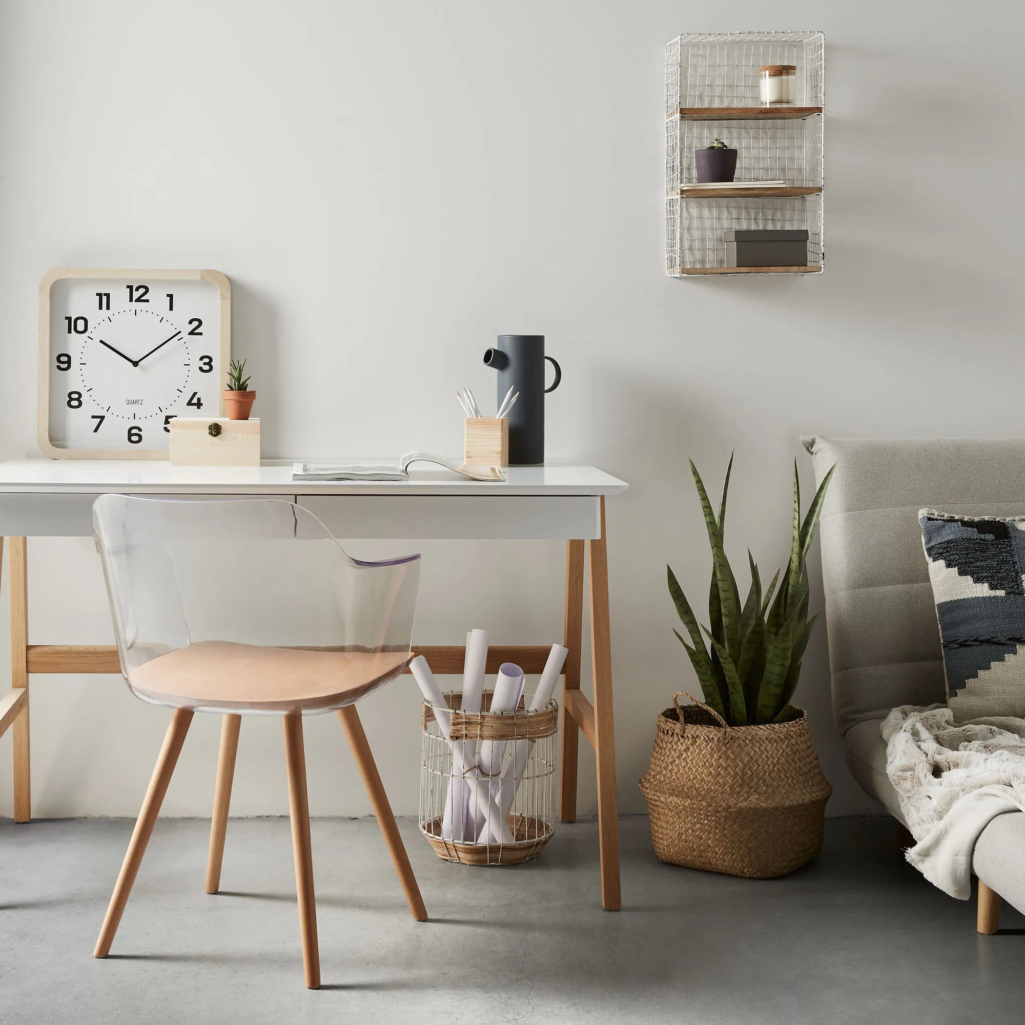 Der Dyana Tisch vereint moderne Eleganz mit Funktionalität: Weiße MDF-Platte trifft auf robuste Eschenholzbeine.