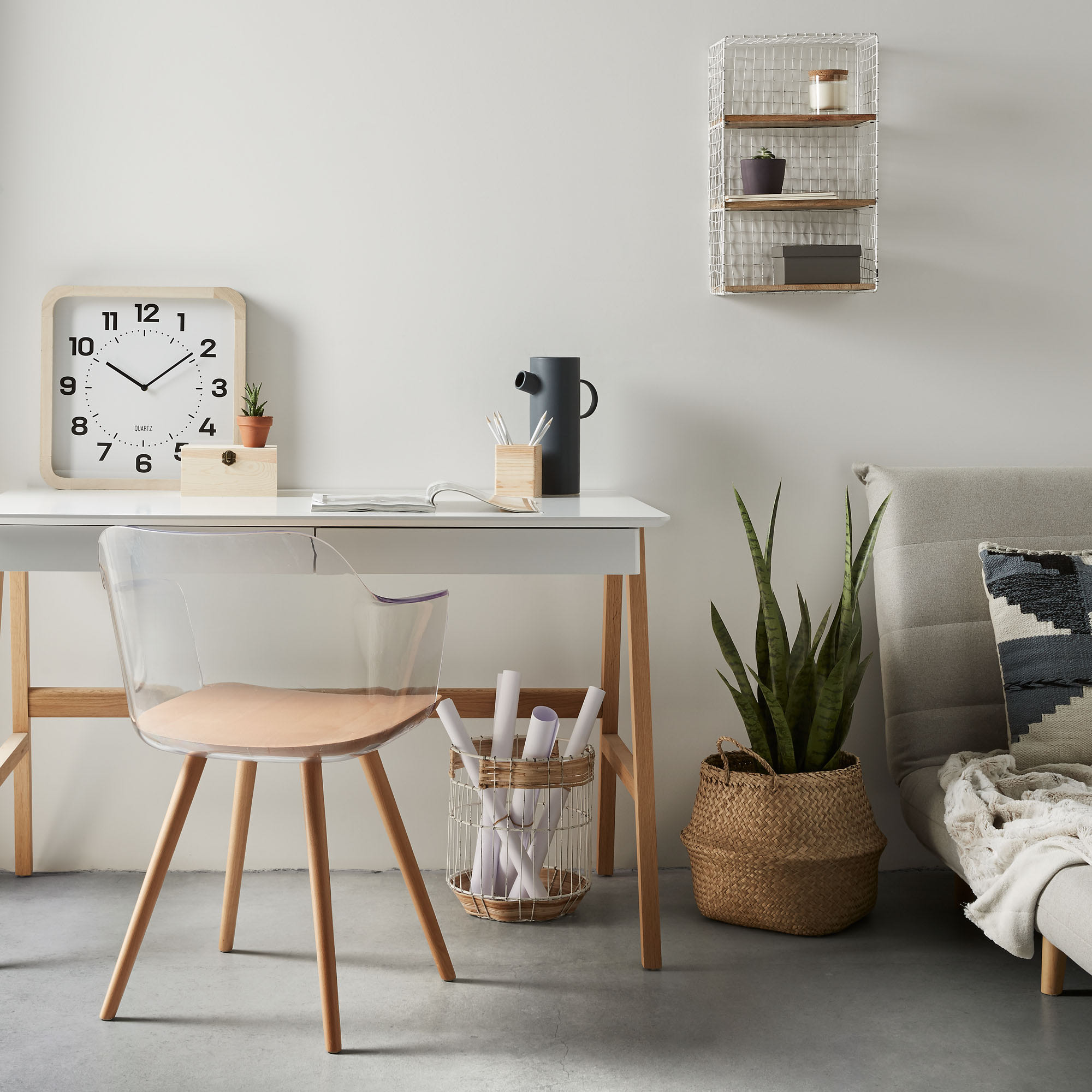Moderner Dyana Tisch mit weiss lackierter MDF-Platte und stabilen Eschenholzbeinen, ideal für stilvolle Wohnräume.