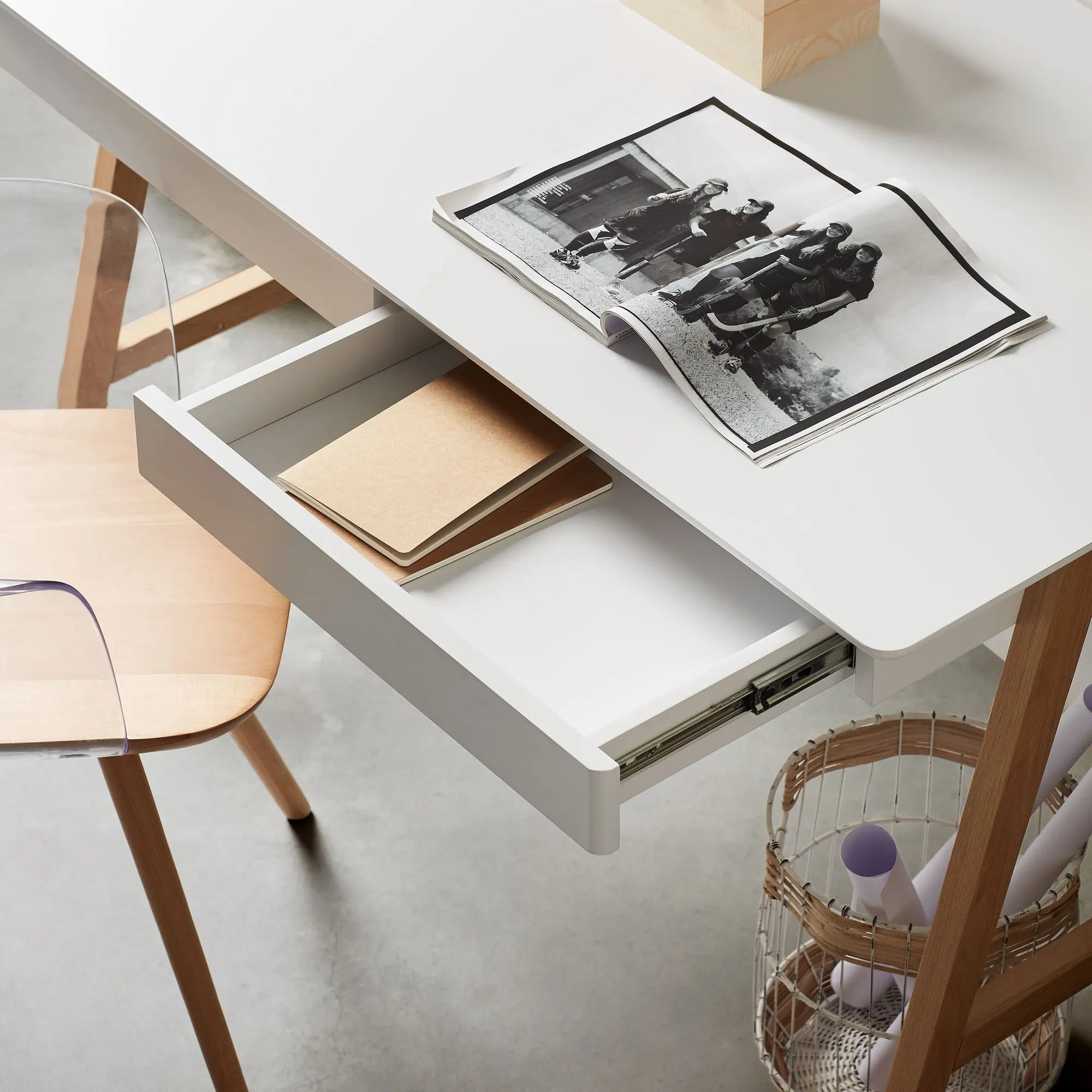 Der Dyana Tisch vereint moderne Eleganz mit Funktionalität: Weiße MDF-Platte trifft auf robuste Eschenholzbeine.