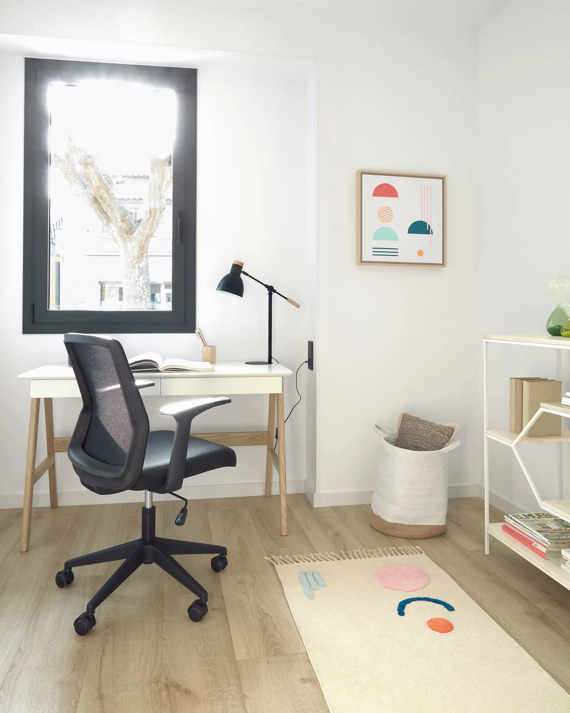 Der Dyana Tisch vereint moderne Eleganz mit Funktionalität: Weiße MDF-Platte trifft auf robuste Eschenholzbeine.