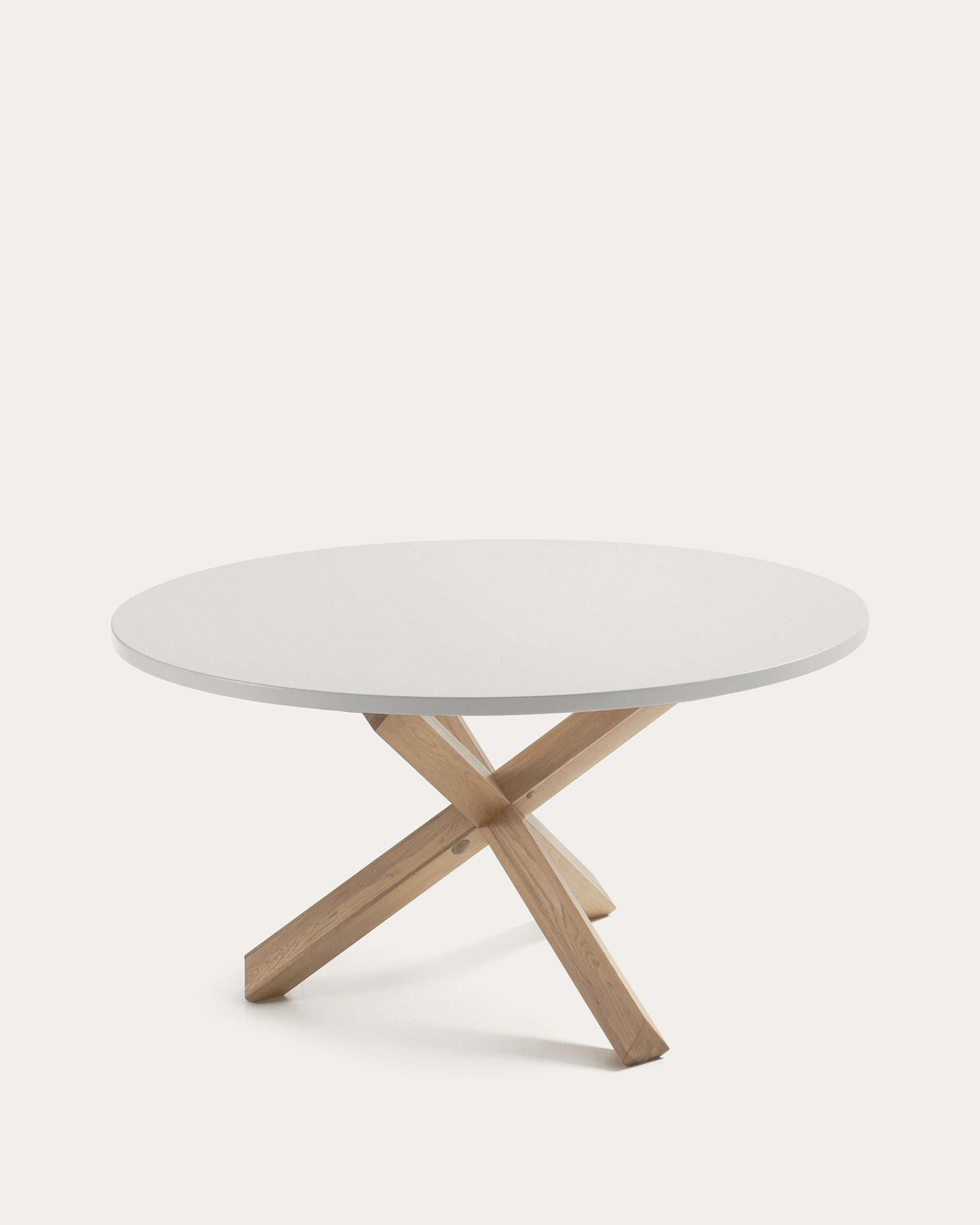 Runder Lotus Tisch Ø 135 cm, weiß lackiertes MDF, massive Eichenbeine, modernes Design, ideal für stilvolle Wohnräume.