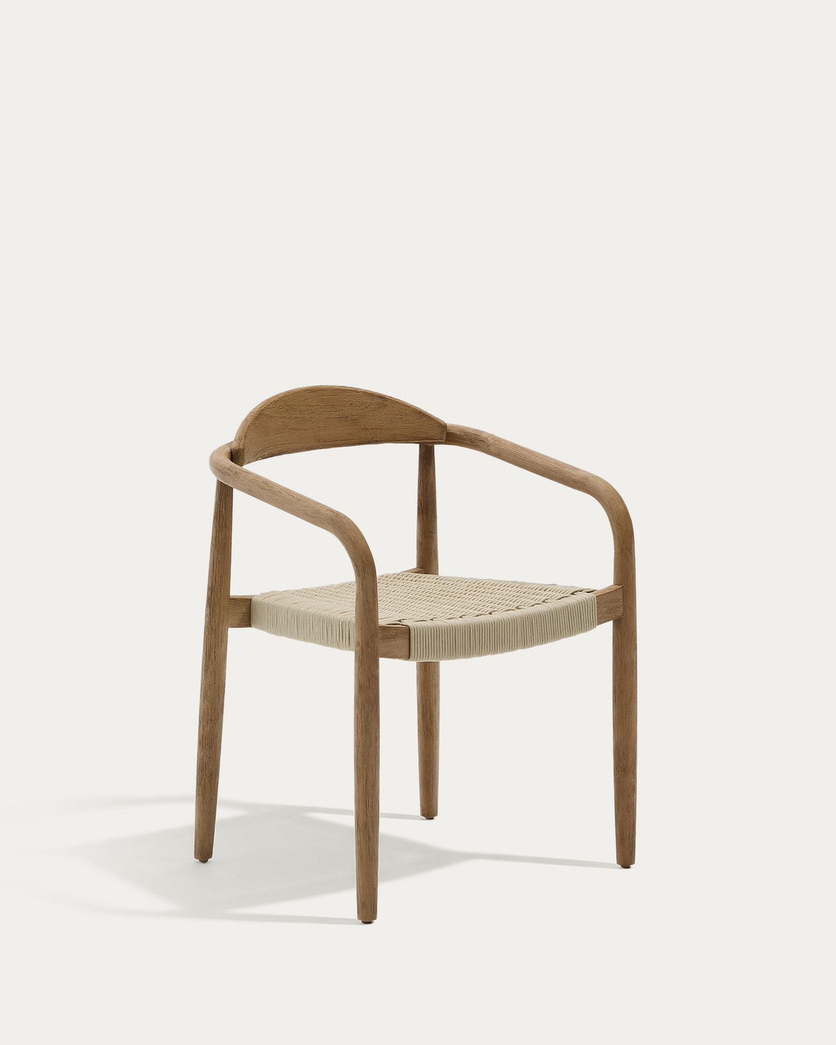 Stapelbarer Stuhl Nina aus massivem Akazienholz und écrufarbenem Seil FSC 100% in Natur, Beige, Ecru präsentiert im Onlineshop von KAQTU Design AG. Gartenstuhl mit Armlehnen ist von Kave Home