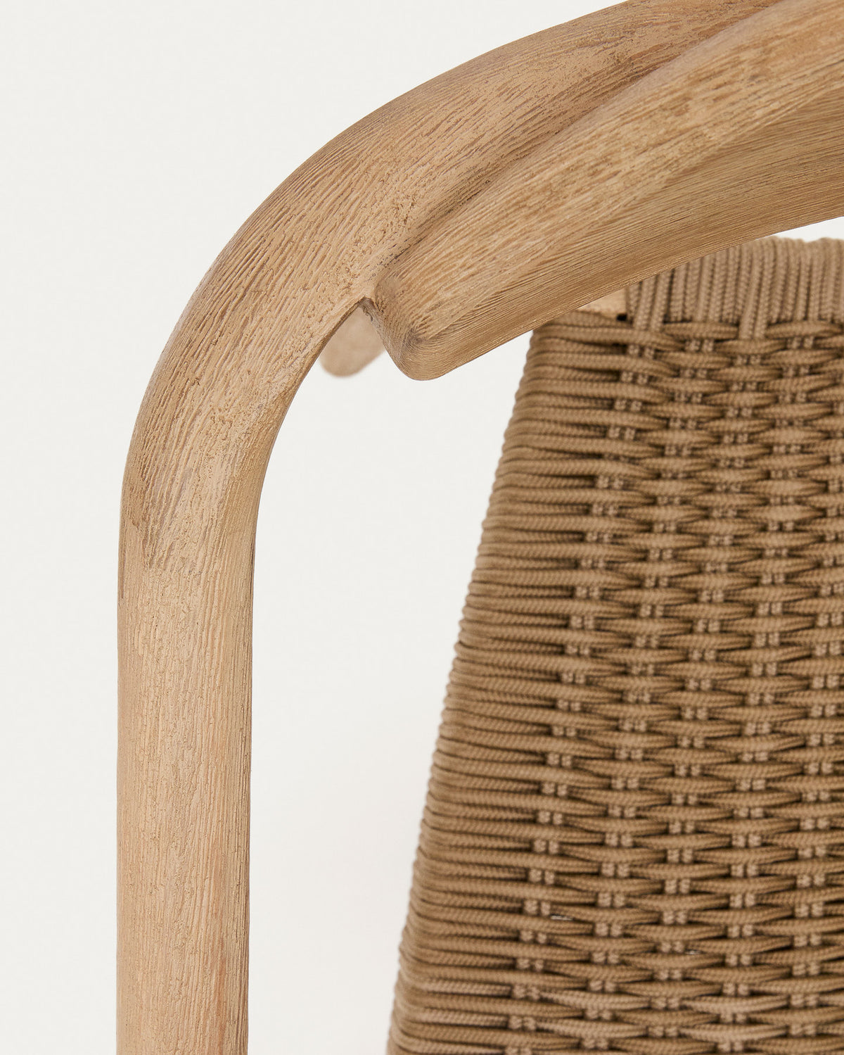 Stapelbarer Stuhl Nina aus massivem Akazienholz und beigem Seil FSC 100% in Beige, Natur präsentiert im Onlineshop von KAQTU Design AG. Gartenstuhl mit Armlehnen ist von Kave Home
