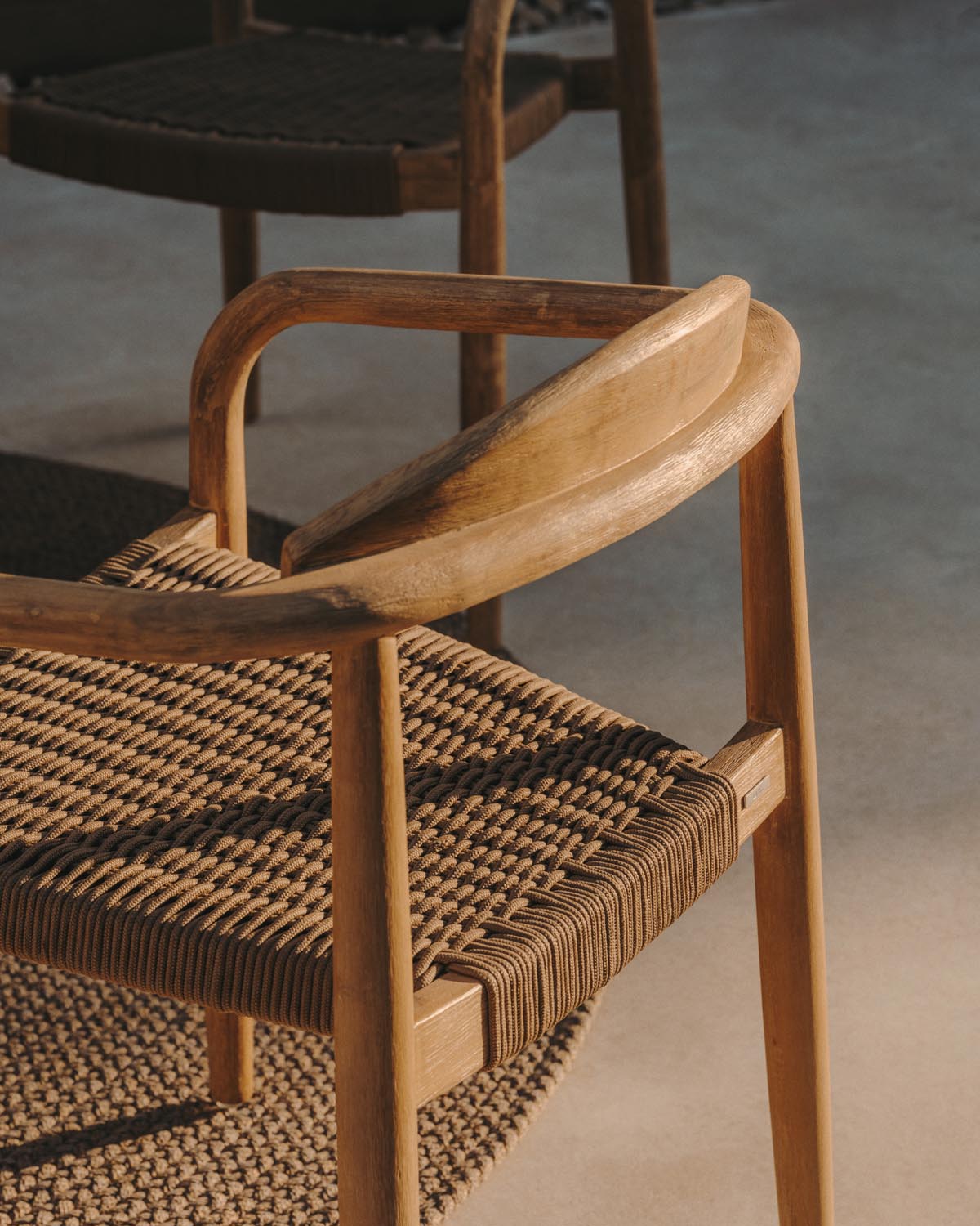 Nina stapelbarer Stuhl aus massivem Akazienholz und Seil in Beige FSC 100%
