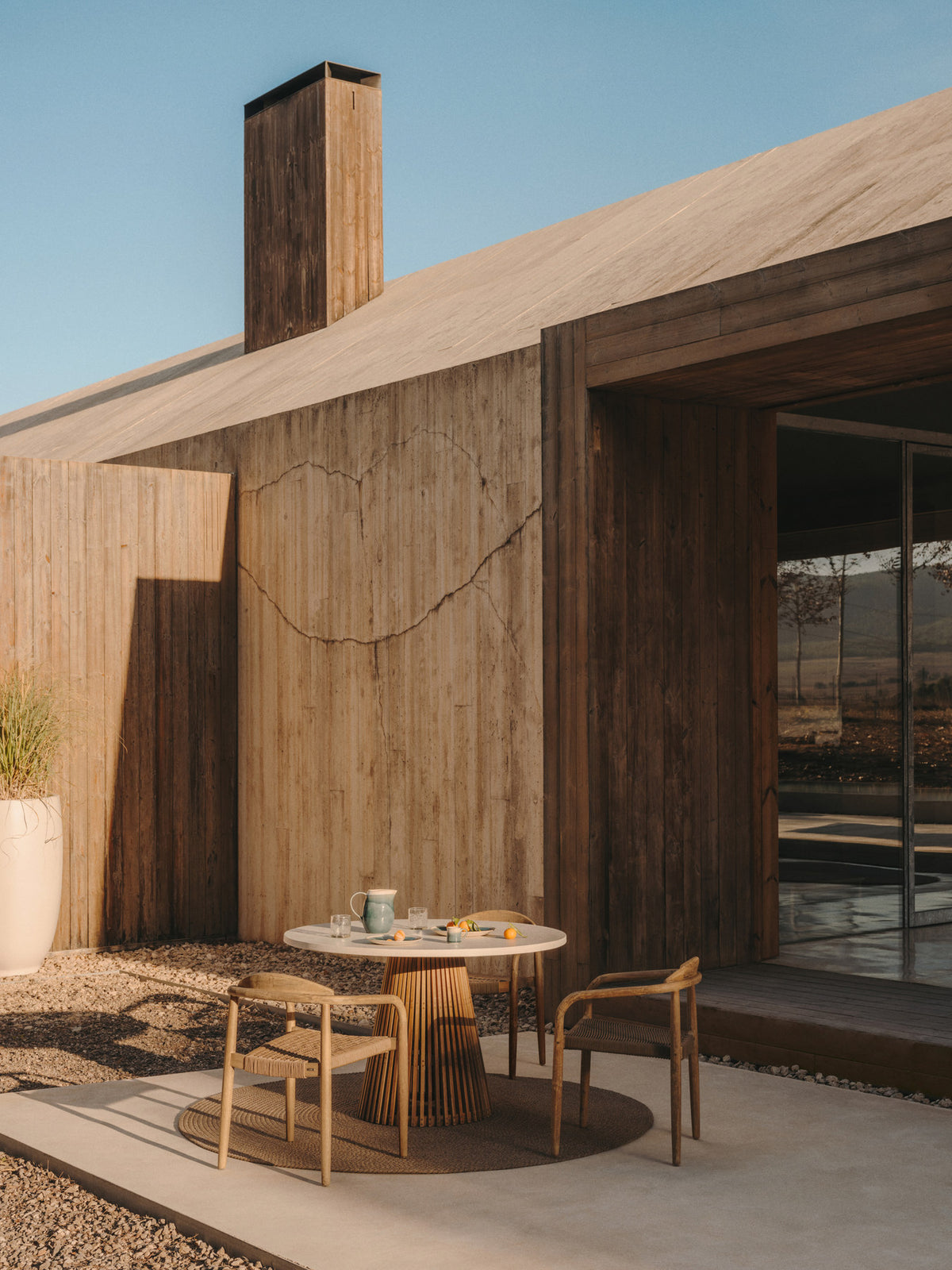 Stapelbarer Stuhl Nina aus massivem Akazienholz und beigem Seil FSC 100% in Beige, Natur präsentiert im Onlineshop von KAQTU Design AG. Gartenstuhl mit Armlehnen ist von Kave Home