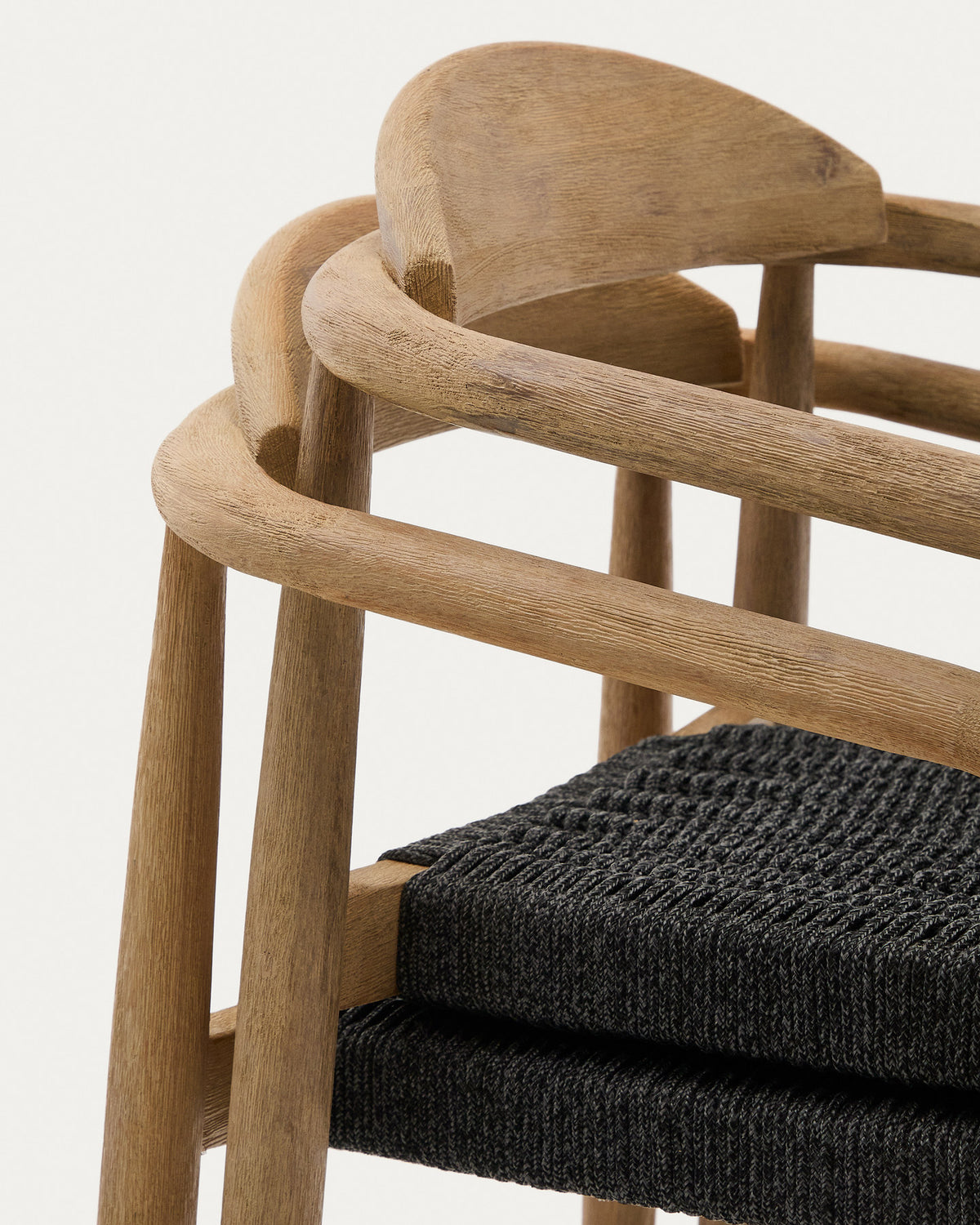 Stapelbarer Stuhl Nina aus massivem Akazienholz und schwarzem Seil FSC 100% in Schwarz, Natur präsentiert im Onlineshop von KAQTU Design AG. Gartenstuhl mit Armlehnen ist von Kave Home