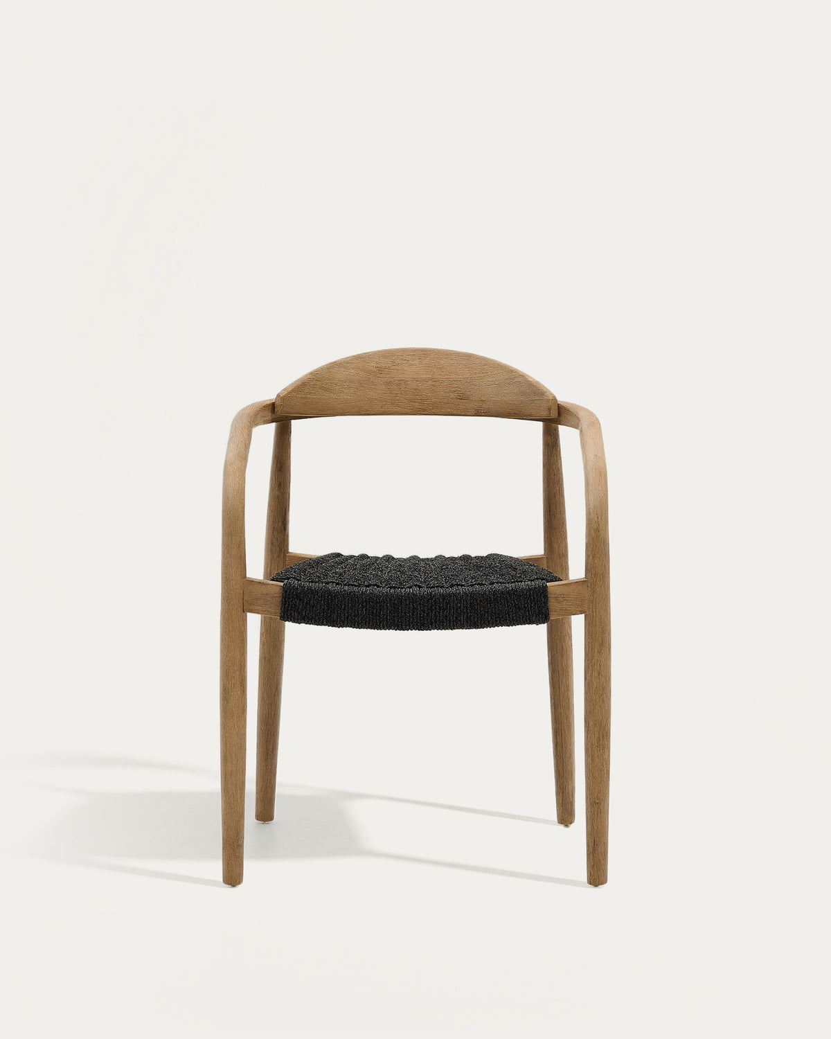 Stapelbarer Stuhl Nina aus massivem Akazienholz und schwarzem Seil FSC 100% in Schwarz, Natur präsentiert im Onlineshop von KAQTU Design AG. Gartenstuhl mit Armlehnen ist von Kave Home
