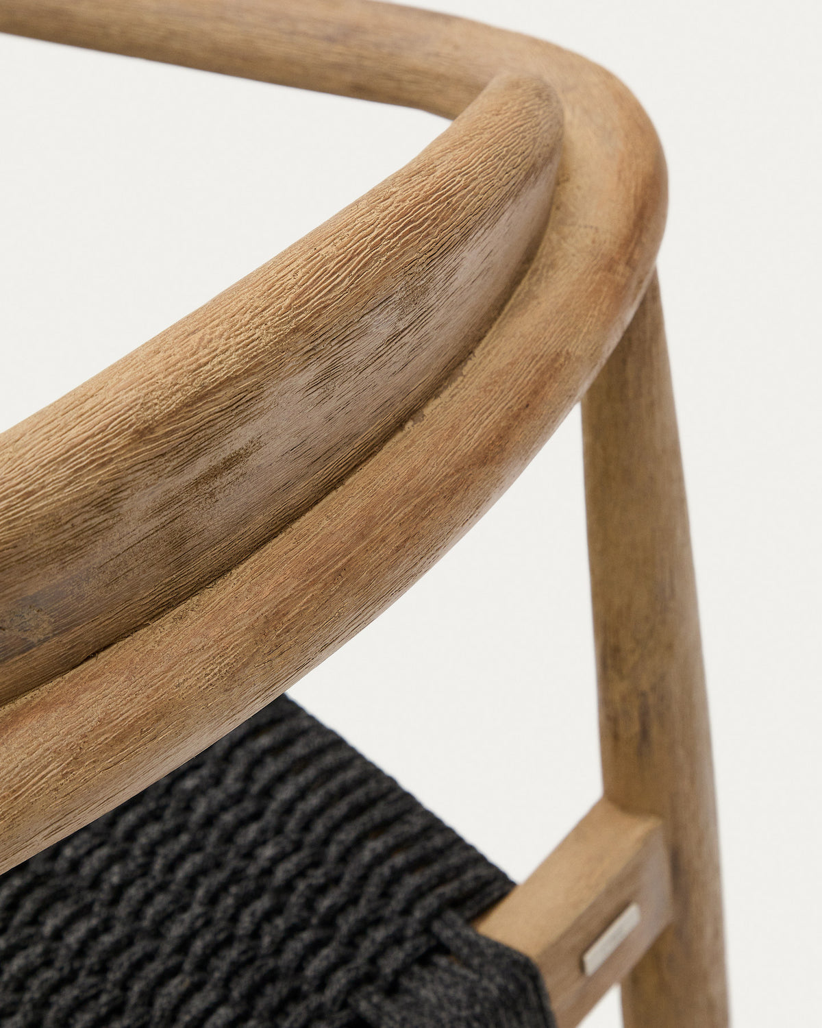 Stapelbarer Stuhl Nina aus massivem Akazienholz und schwarzem Seil FSC 100% in Schwarz, Natur präsentiert im Onlineshop von KAQTU Design AG. Gartenstuhl mit Armlehnen ist von Kave Home