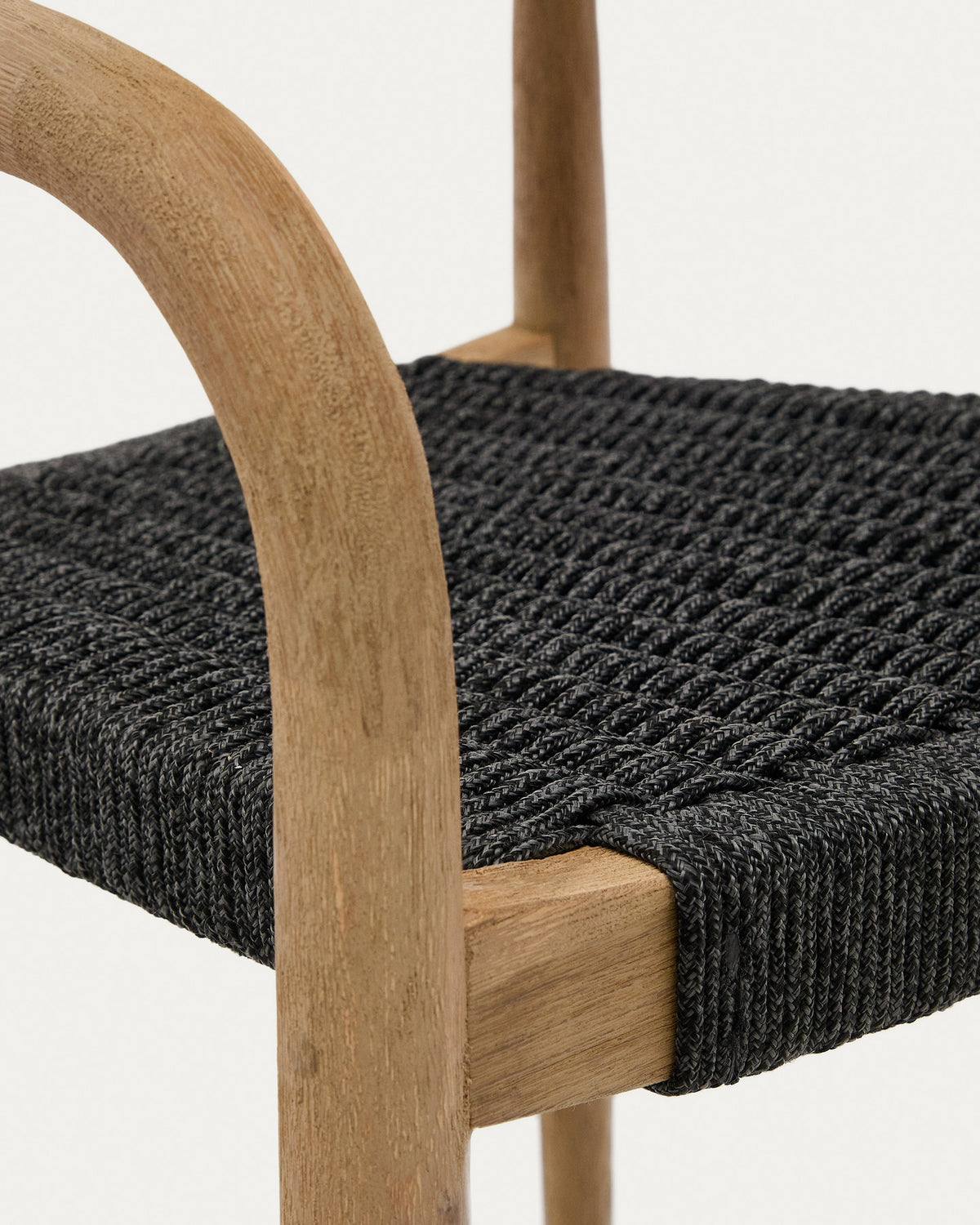 Stapelbarer Stuhl Nina aus massivem Akazienholz und schwarzem Seil FSC 100% in Schwarz, Natur präsentiert im Onlineshop von KAQTU Design AG. Gartenstuhl mit Armlehnen ist von Kave Home