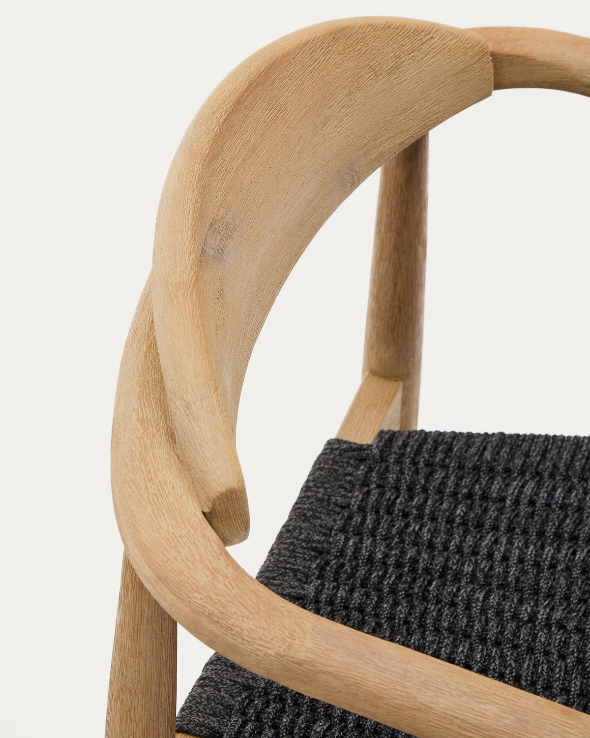 Stapelbarer Stuhl Nina aus massivem Akazienholz und schwarzem Seil FSC 100% in Schwarz, Natur präsentiert im Onlineshop von KAQTU Design AG. Gartenstuhl mit Armlehnen ist von Kave Home