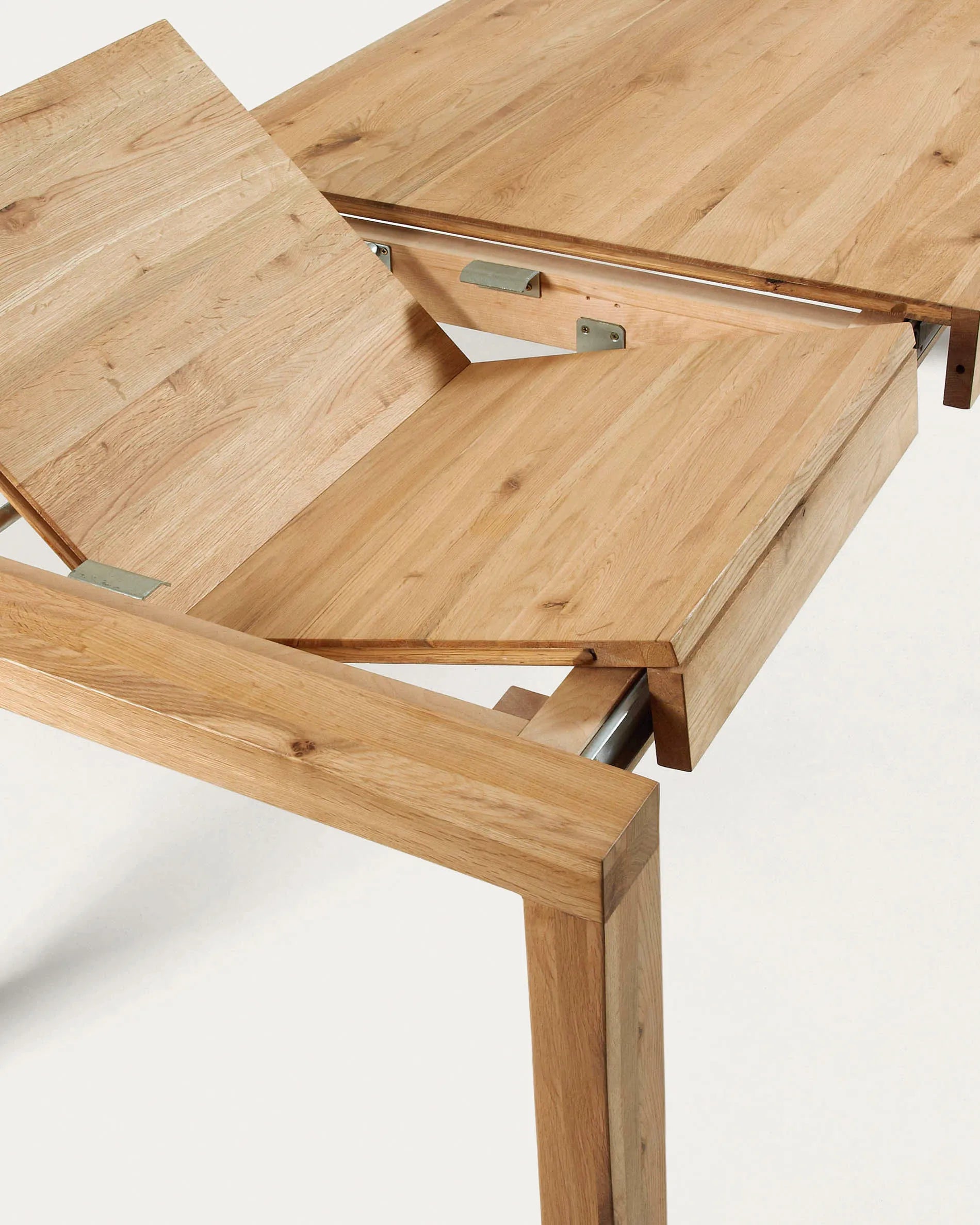 Eleganter Ausziehtisch aus Eichenfurnier, flexibel von 180 auf 230 cm erweiterbar, mit natürlichem Finish für stilvolle Räume.