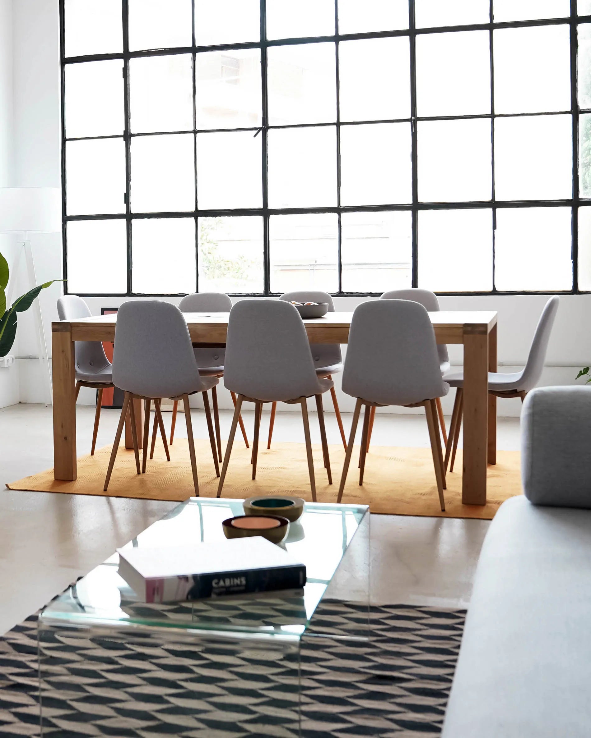 Eleganter Ausziehtisch aus Eichenfurnier, flexibel von 180 auf 230 cm erweiterbar, mit natürlichem Finish für stilvolle Räume.