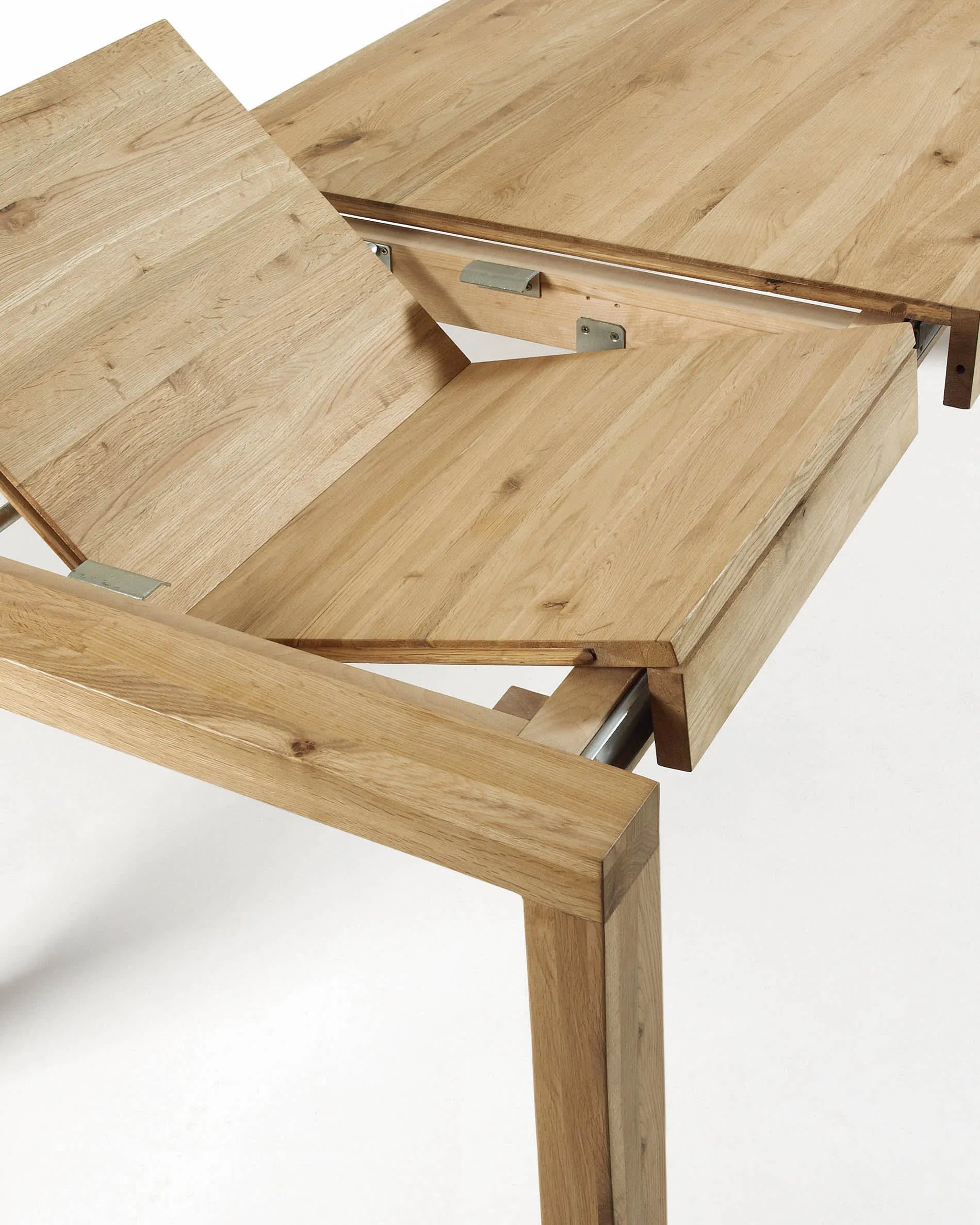 Eleganter Briva Tisch: Eichenfurnier, ausziehbar 200-280 cm, stilvoll und funktional für jeden Anlass.