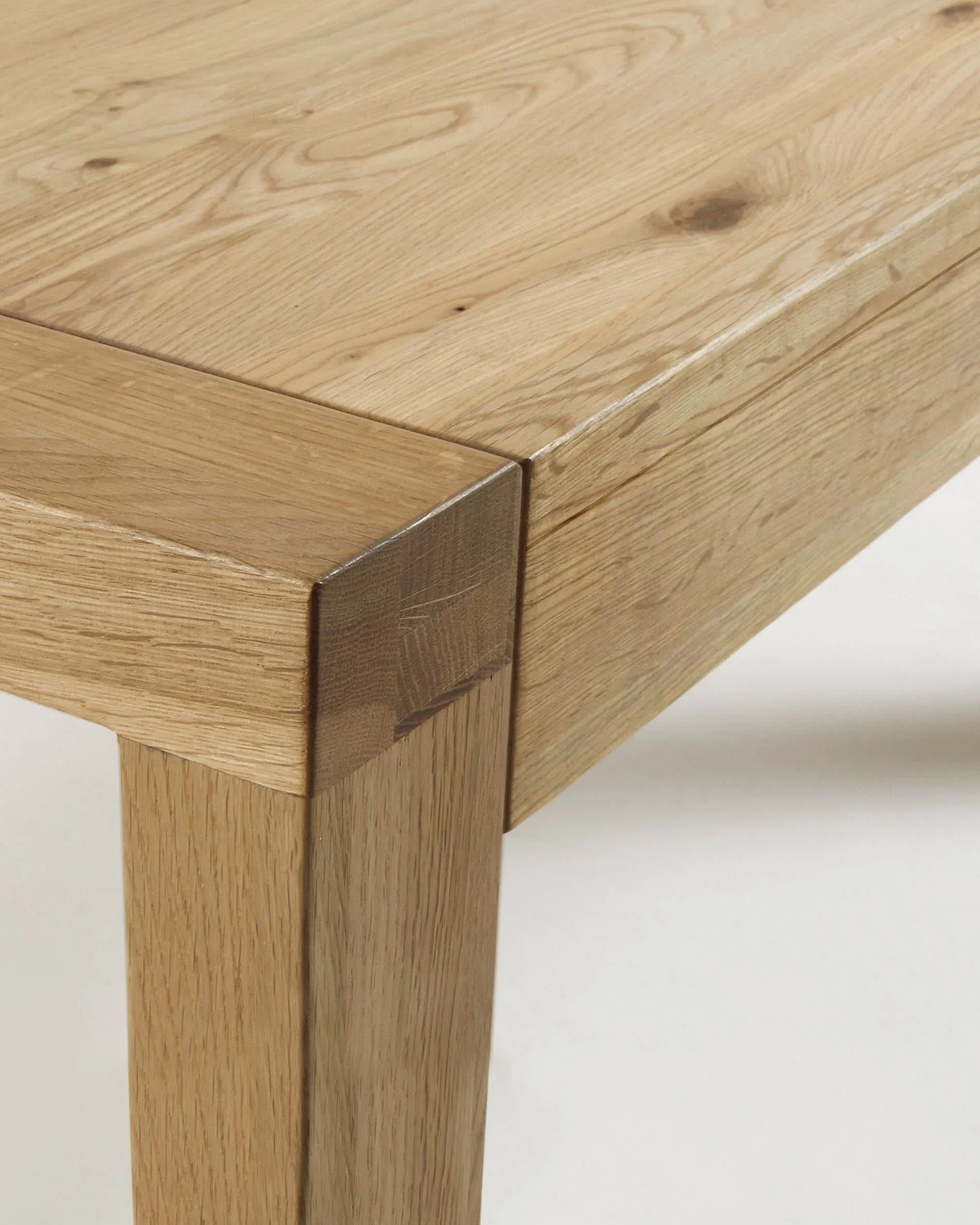 Eleganter Briva Tisch: Eichenfurnier, ausziehbar 200-280 cm, stilvoll und funktional für jeden Anlass.
