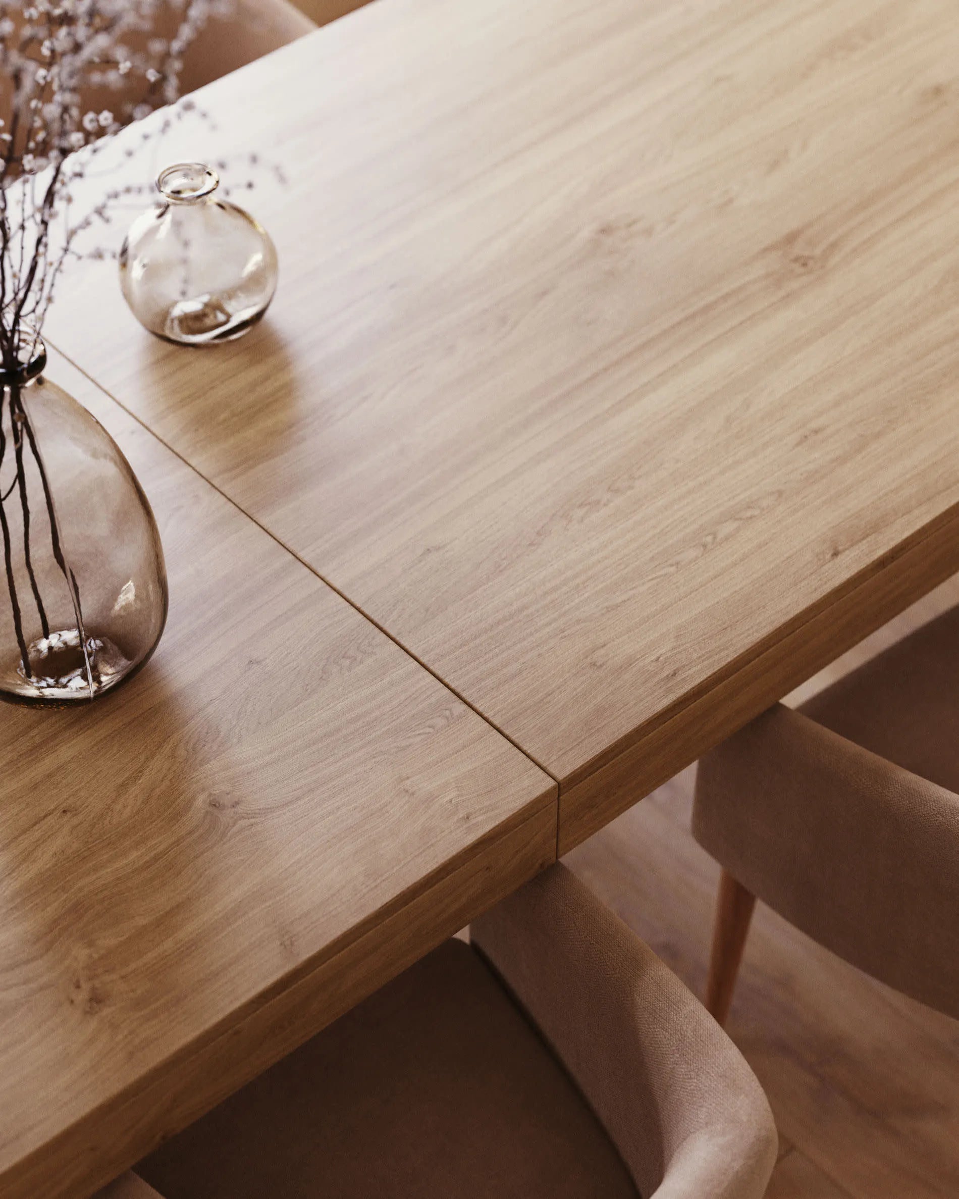 Eleganter Briva Tisch: Eichenfurnier, ausziehbar 200-280 cm, stilvoll und funktional für jeden Anlass.